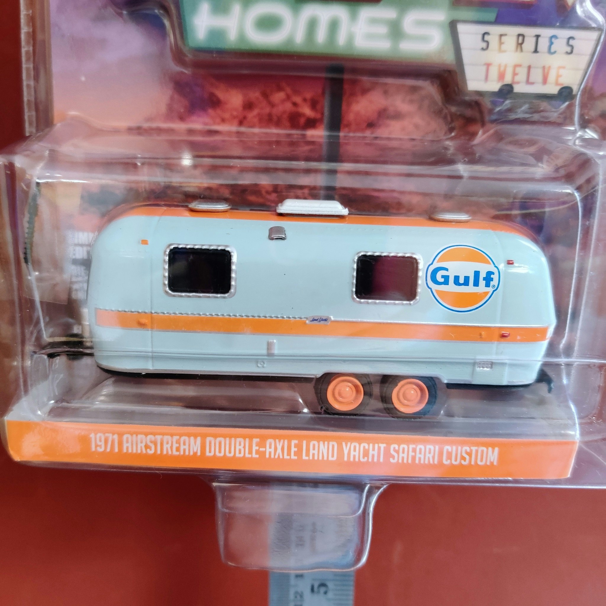 Skala 1/64 Husvagn Airstream db-axel Land Yacht 71' Gulf "Hitched Homes ser12" fr GreenLight