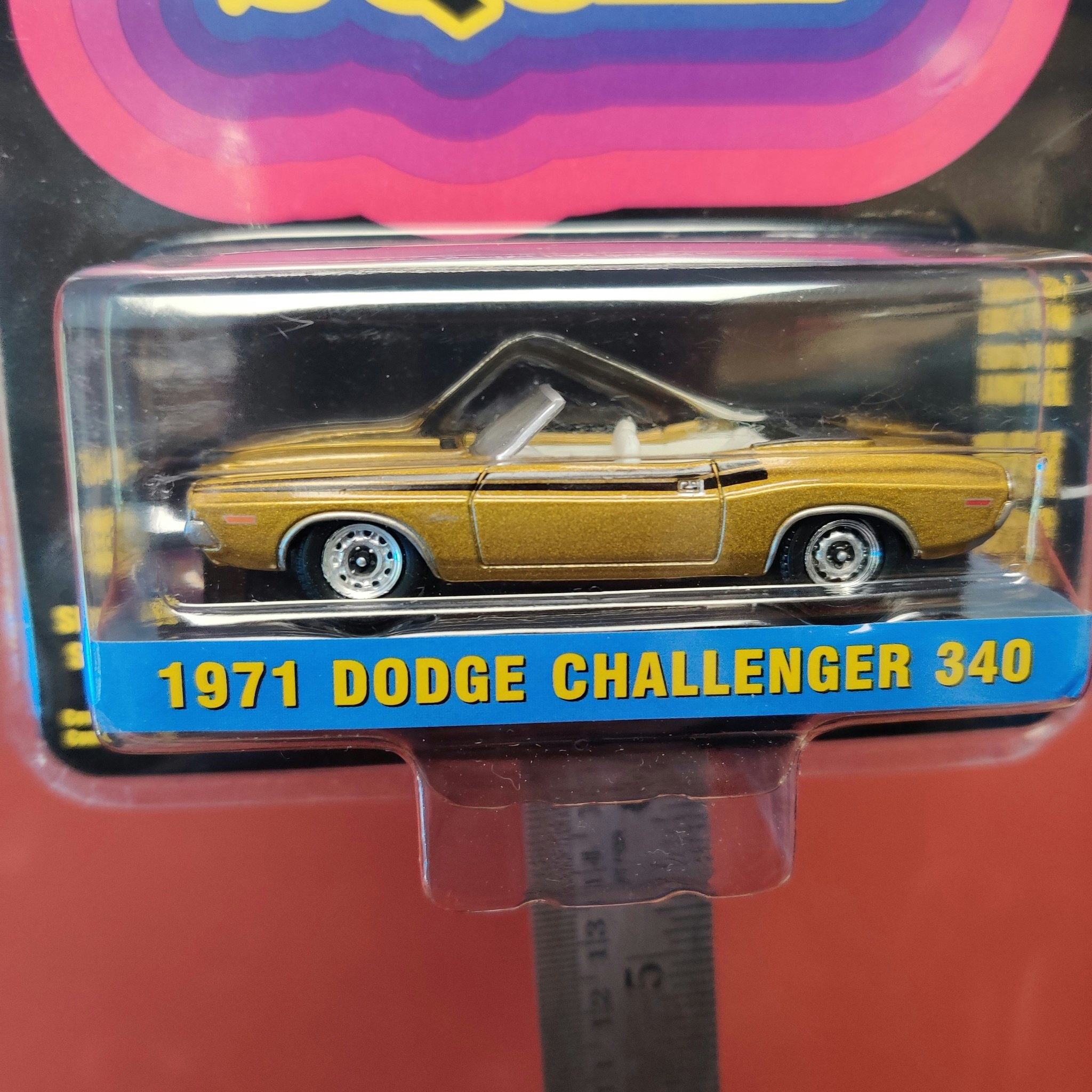 Skala 1/64 Dodge Challenger 340 71' "The Mod Squad" från Greenlight Hollywood
