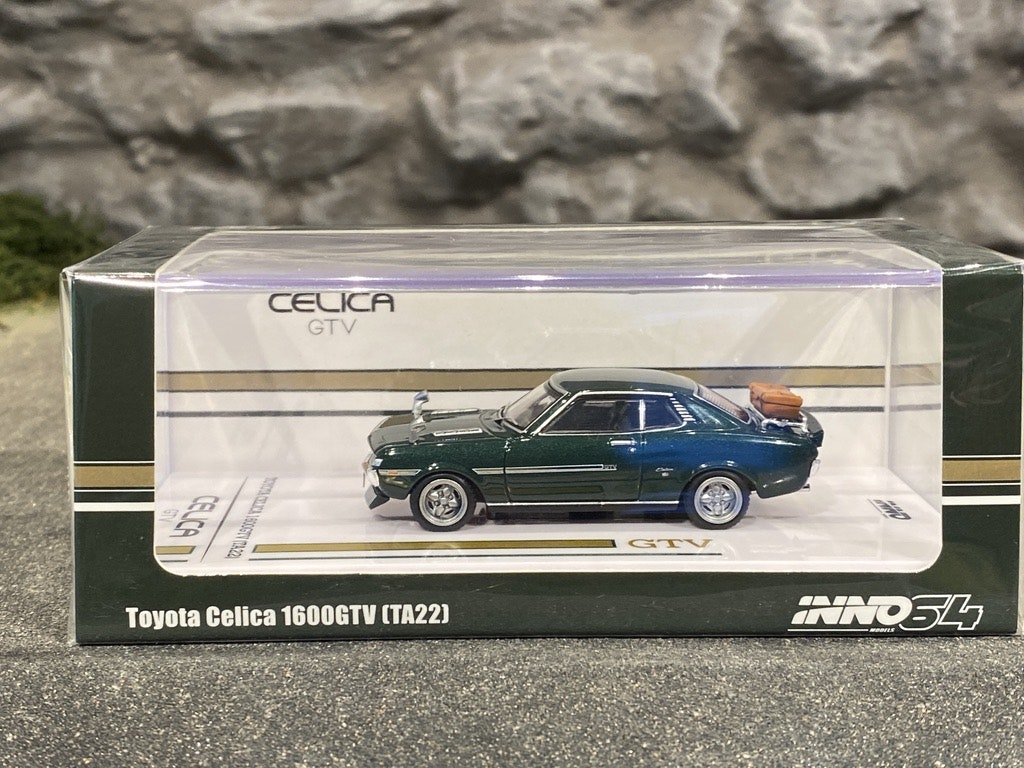 Skala 1/64 Toyota Celica 1600GTV m Resväska på bakluckan (TA22) fr Inno 64
