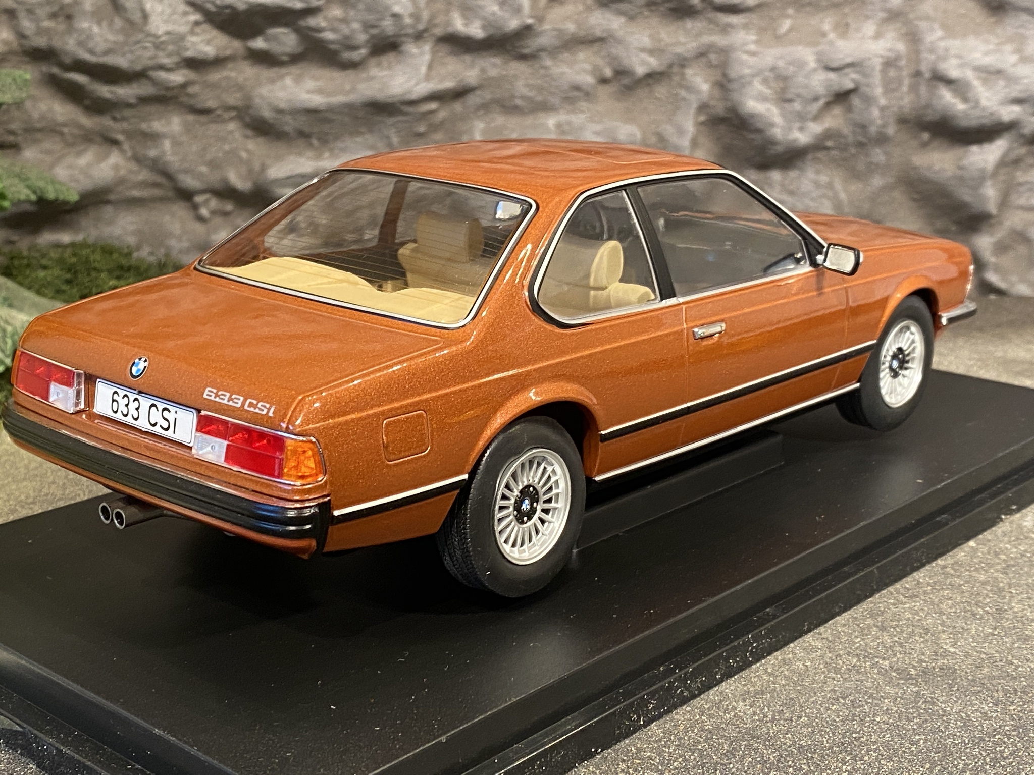 Skala 1/18 BMW 633i 6-series (E24), Kopparfärgad från MCG