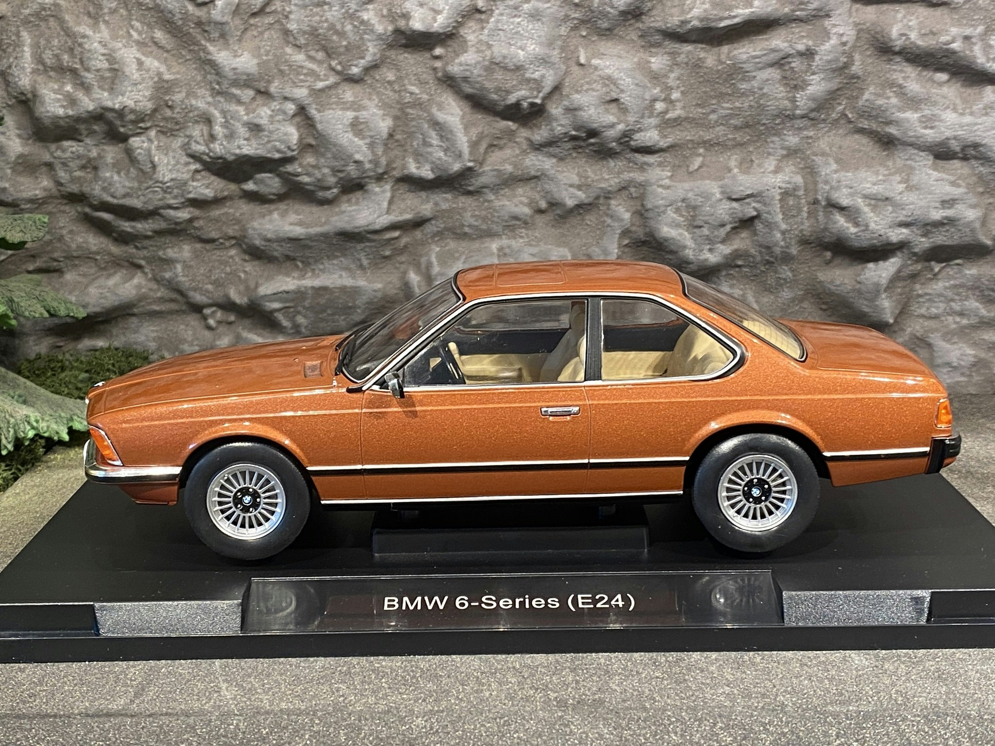 Skala 1/18 BMW 633i 6-series (E24), Kopparfärgad från MCG
