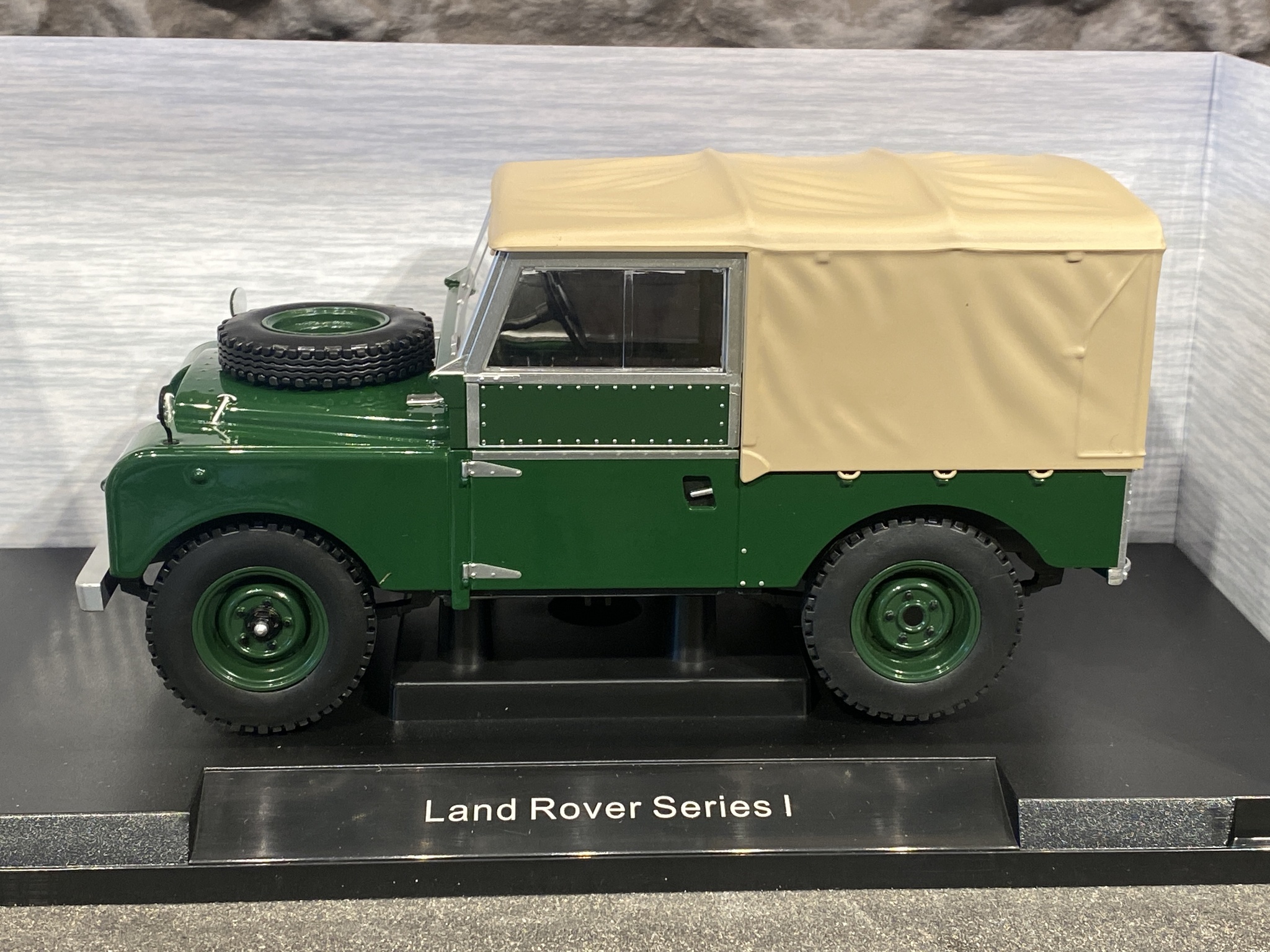 Skala 1/18 Land Rover Series I, Mörkgrön m kapell från MCG