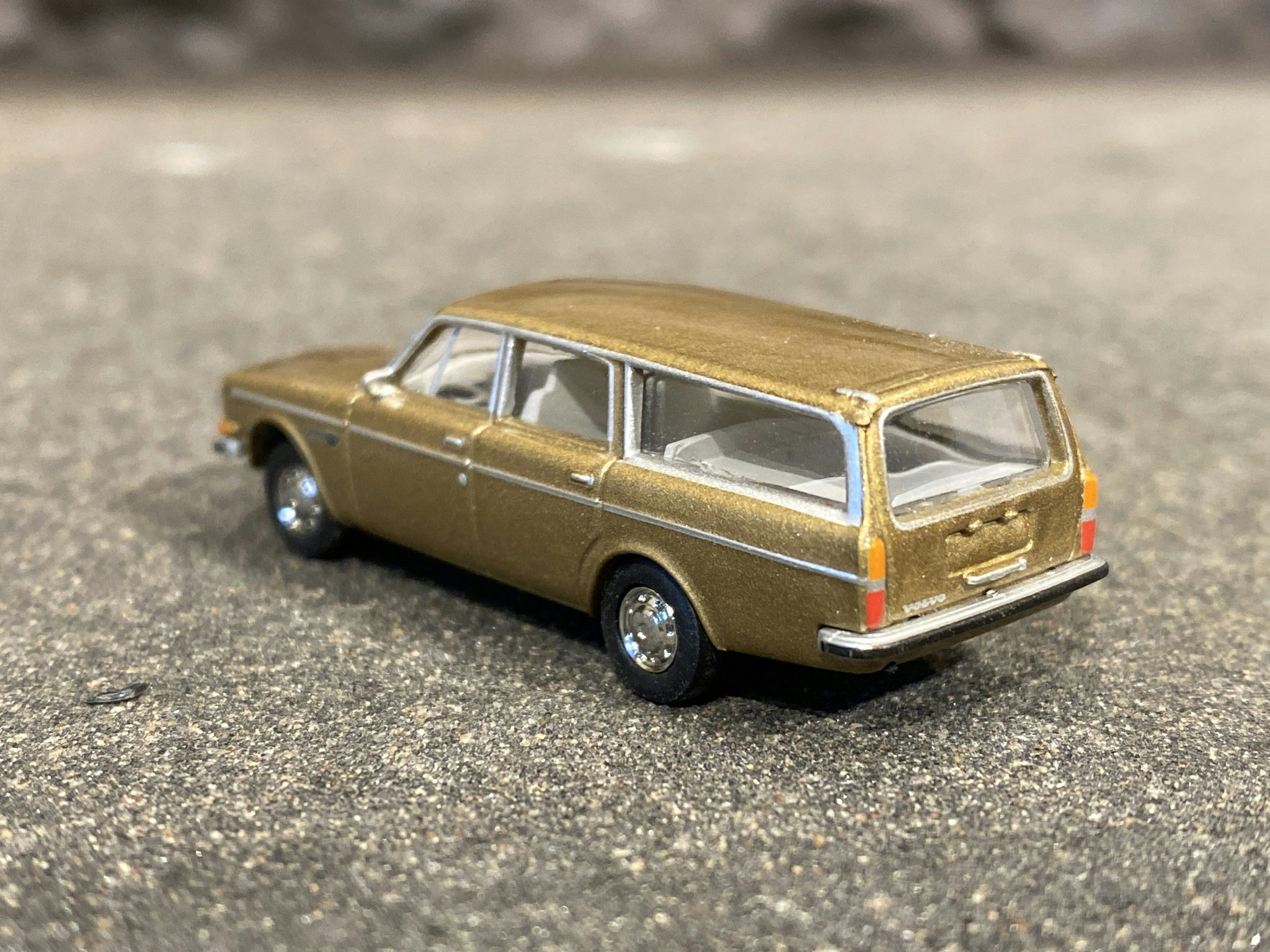 Skala 1/87 - Volvo 145, Guldig från Brekina