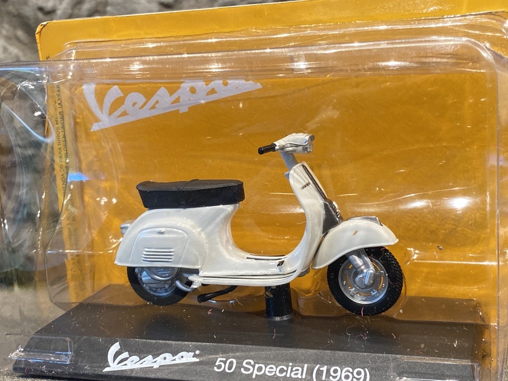 Skala 1/18 Motorcykel VESPA 50 Special 1969' fr Centauria Collection