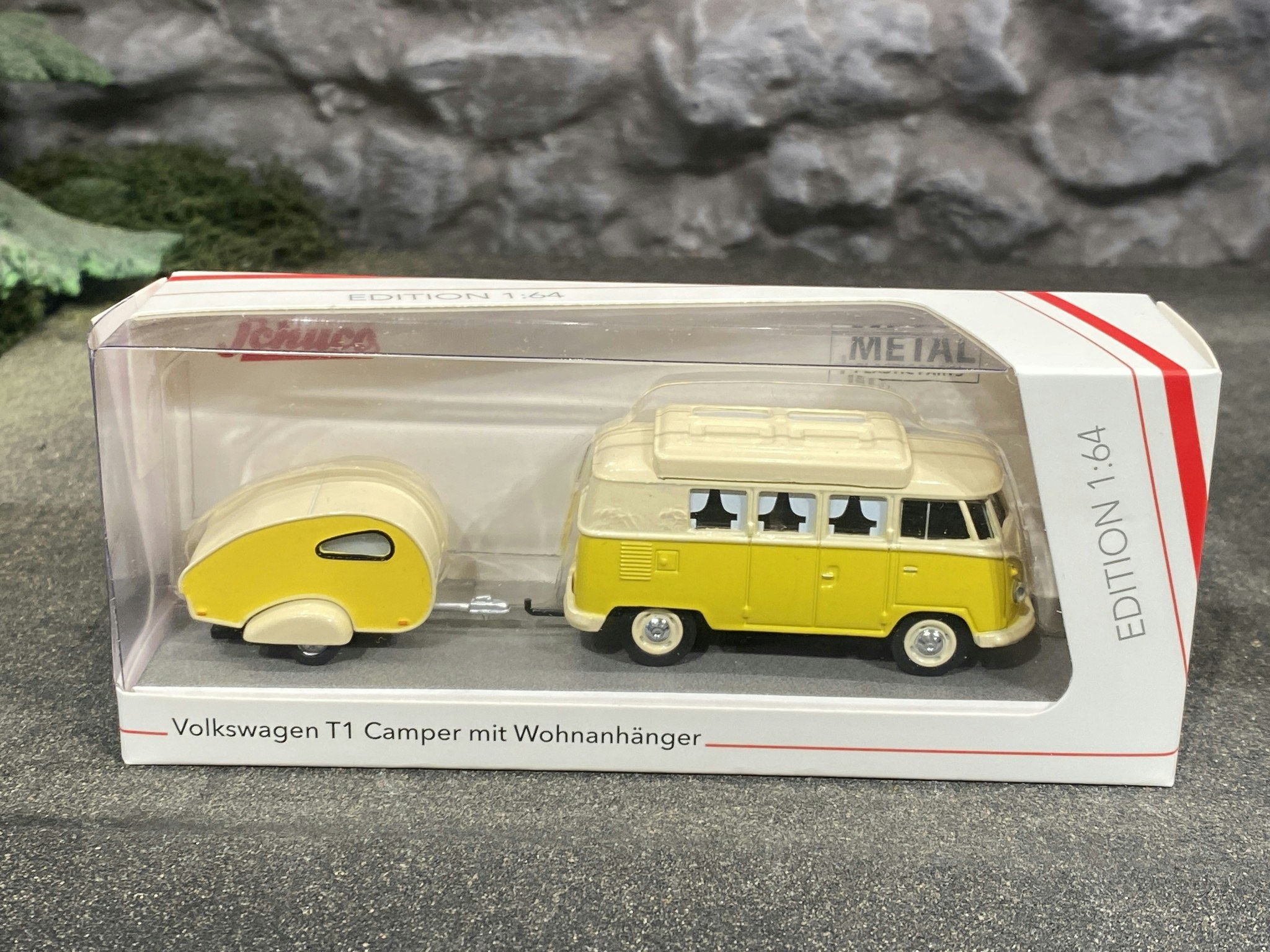 Skala 1/64 Volkswagen T1 Camper med husvagn från Schuco