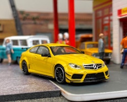 Skala 1/64 Mercedes-Benz C63 AMG Coupé Black series Gul f TARMAC works