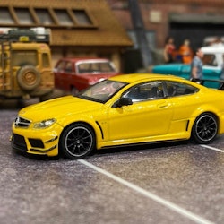 Skala 1/64 Mercedes-Benz C63 AMG Coupé Black series Gul f TARMAC works