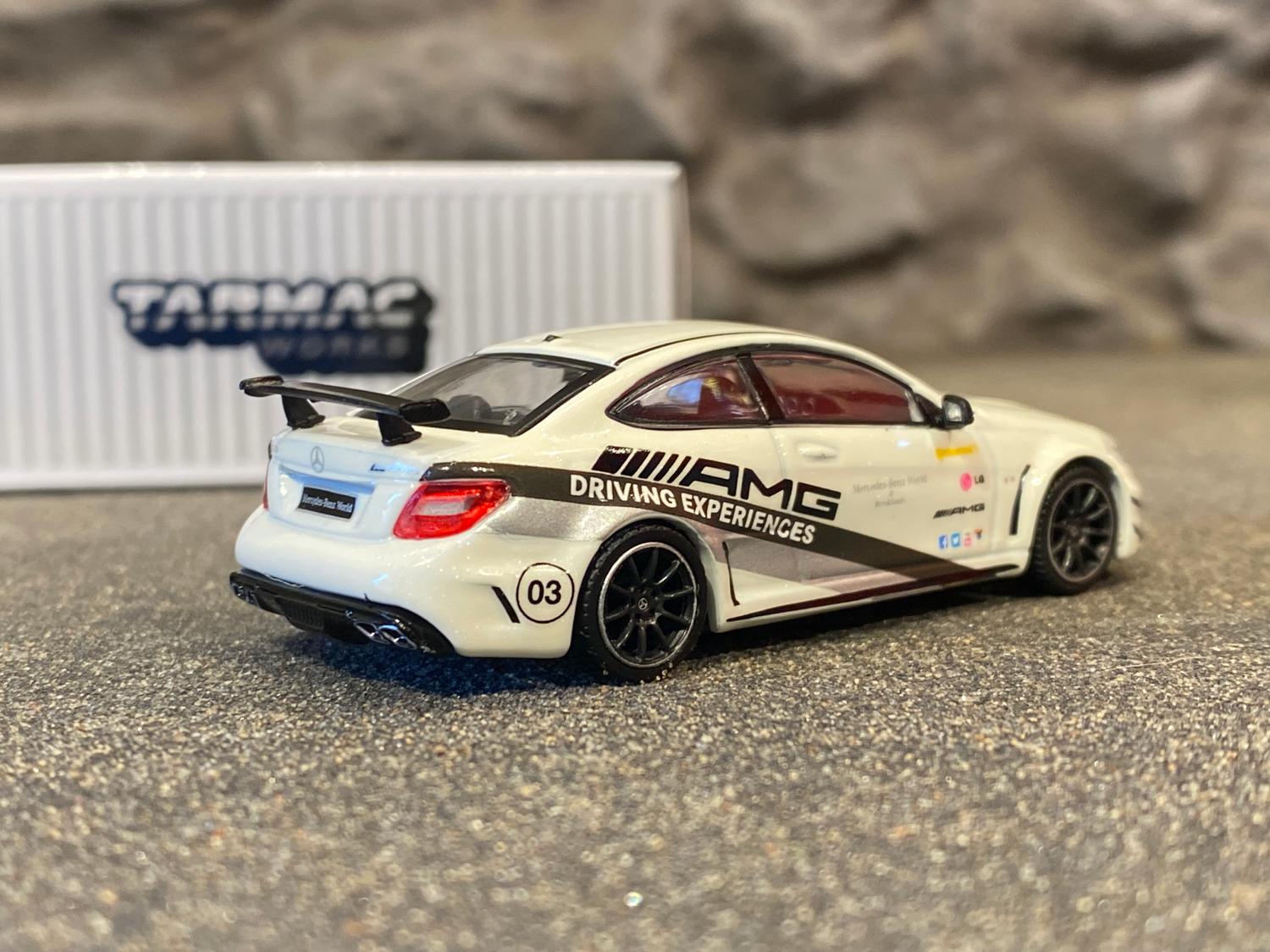 Skala 1/64 Mercedes-Benz C63 AMG Coupé Black Series m Container f TARMAC Works