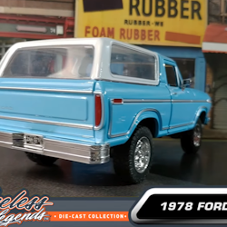 Skala 1/24 Ford Bronco 78', Ljusblå m avtagbar kåpa fr Timeless Legends - MotorMax