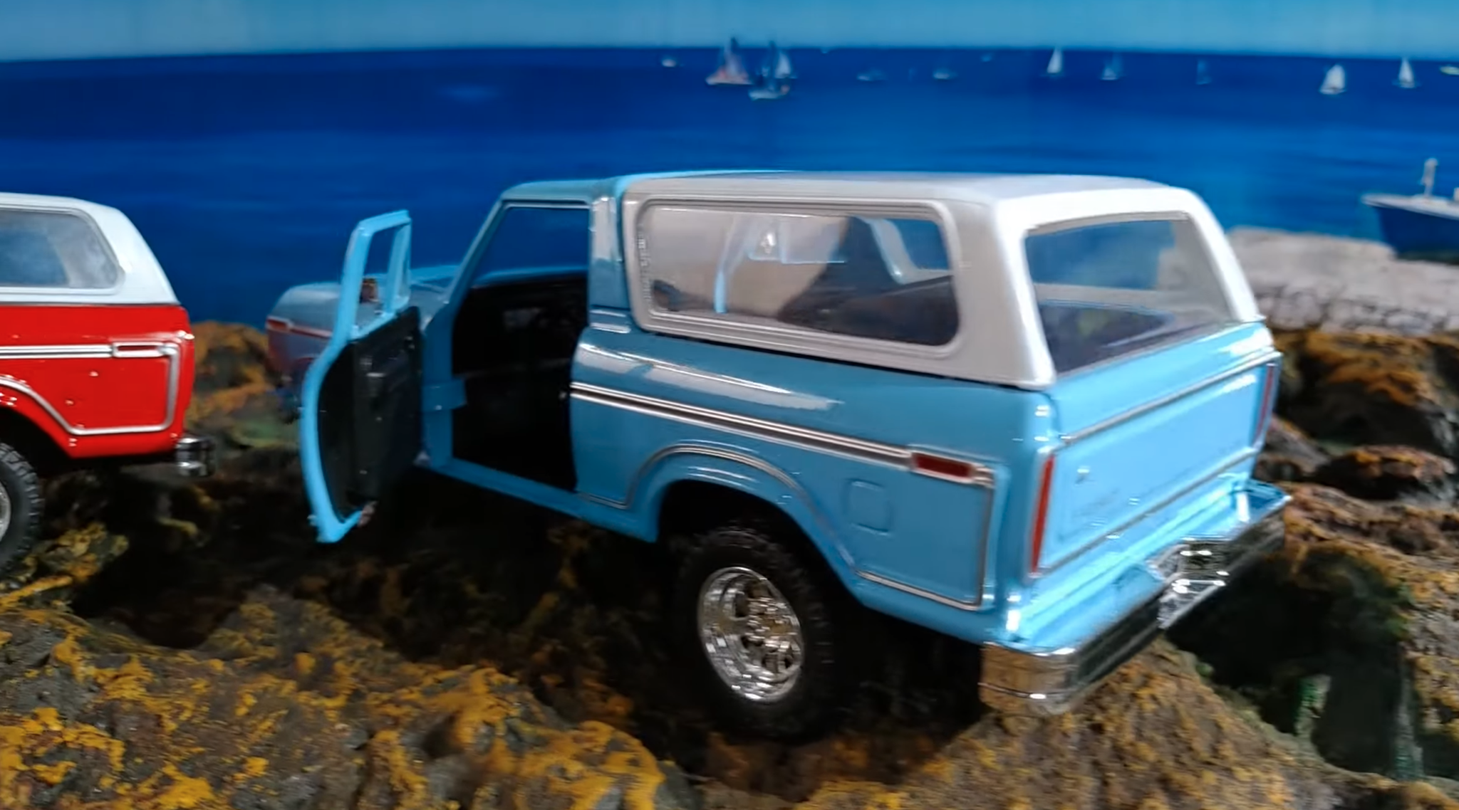 Skala 1/24 Ford Bronco 78', Ljusblå m avtagbar kåpa fr Timeless Legends - MotorMax