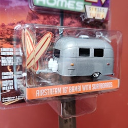 Skala 1/64 Husvagn Airstream Bambi 61' m surfbrädor "Hitched Homes s11" fr GreenLight