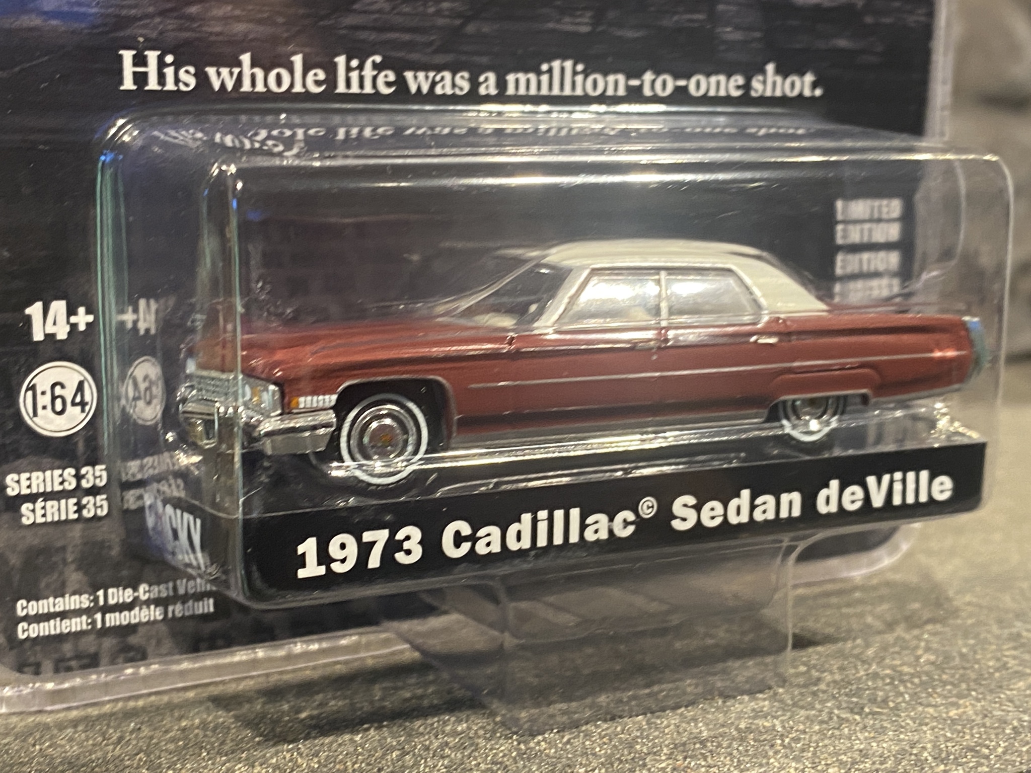Skala 1/64 Cadillac Sedan deVille 73' "Rocky" från Greenlight Hollywood
