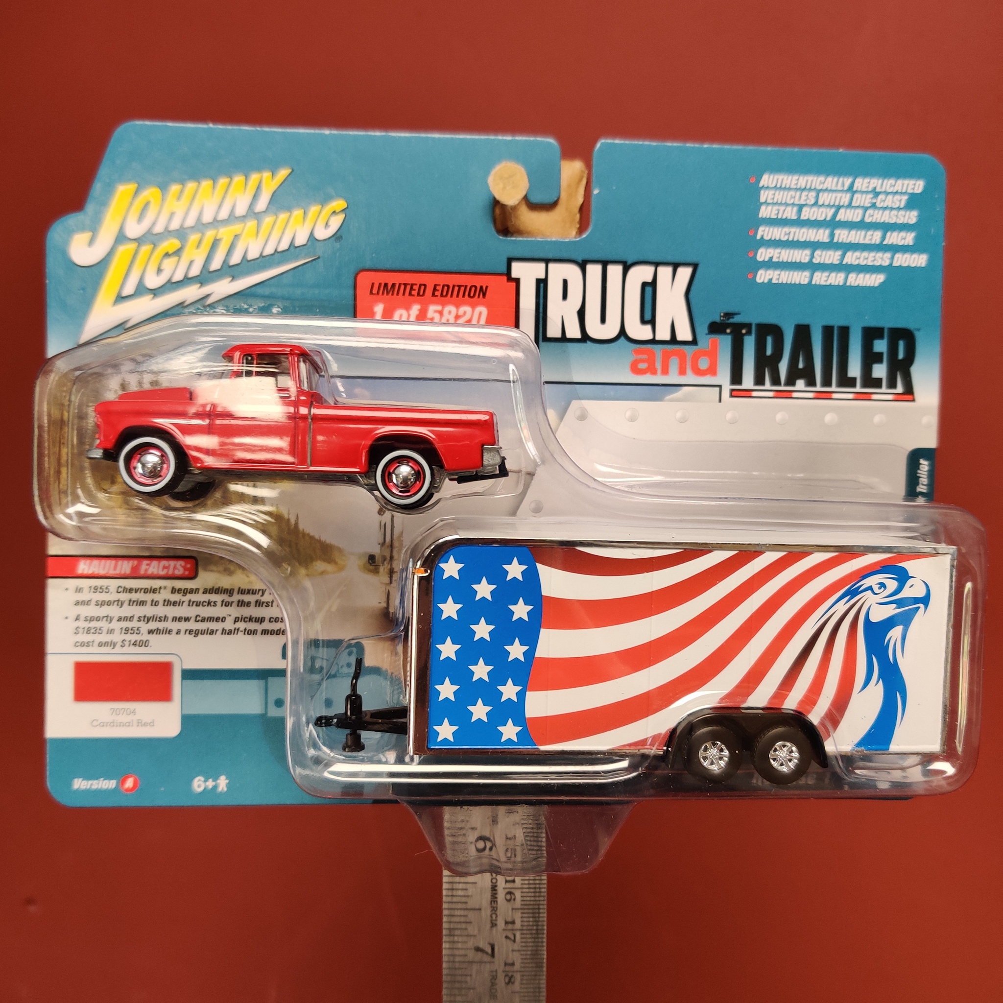 Skala 1/64 Chevrolet Cameo 55' med stängd trailer "Truck & Trailer" från Johnny Lighting