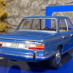 Skala 1/18 BMW 2000 (type 121) Mörkblå från MCG