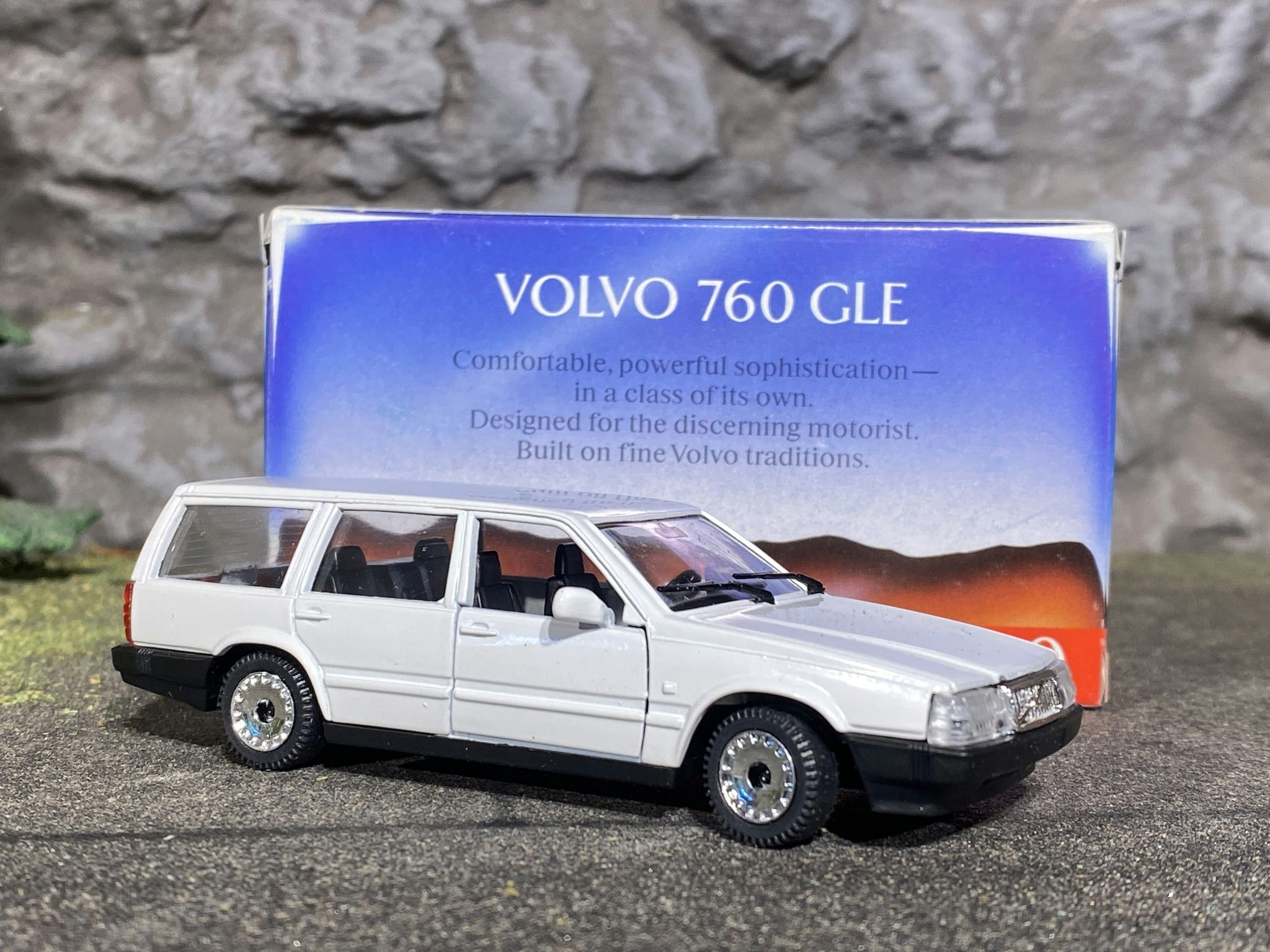 Skala 1/43 (Skala 1/40) Volvo 760 (765) Vit fr Tonka / Polistil - Made in Italy