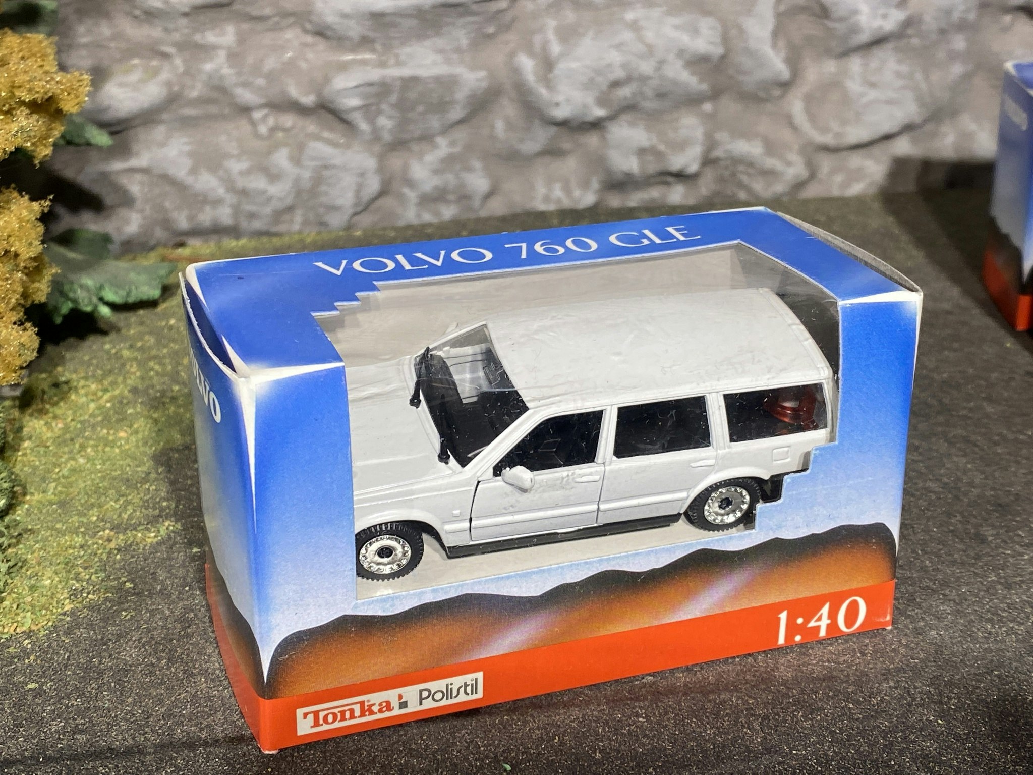 Skala 1/43 (Skala 1/40) Volvo 760 (765) Vit fr Tonka / Polistil - Made in Italy