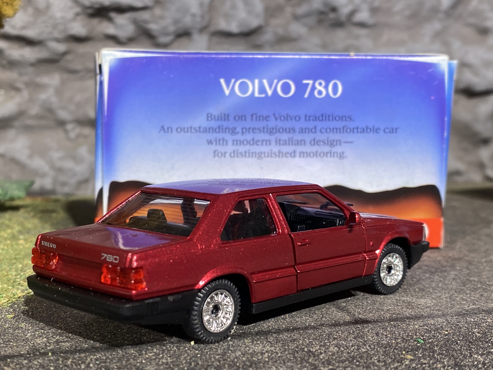 Skala 1/43 (Skala 1/40) Volvo 780 Mörkröd met. fr Tonka / Polistil - Made in Italy