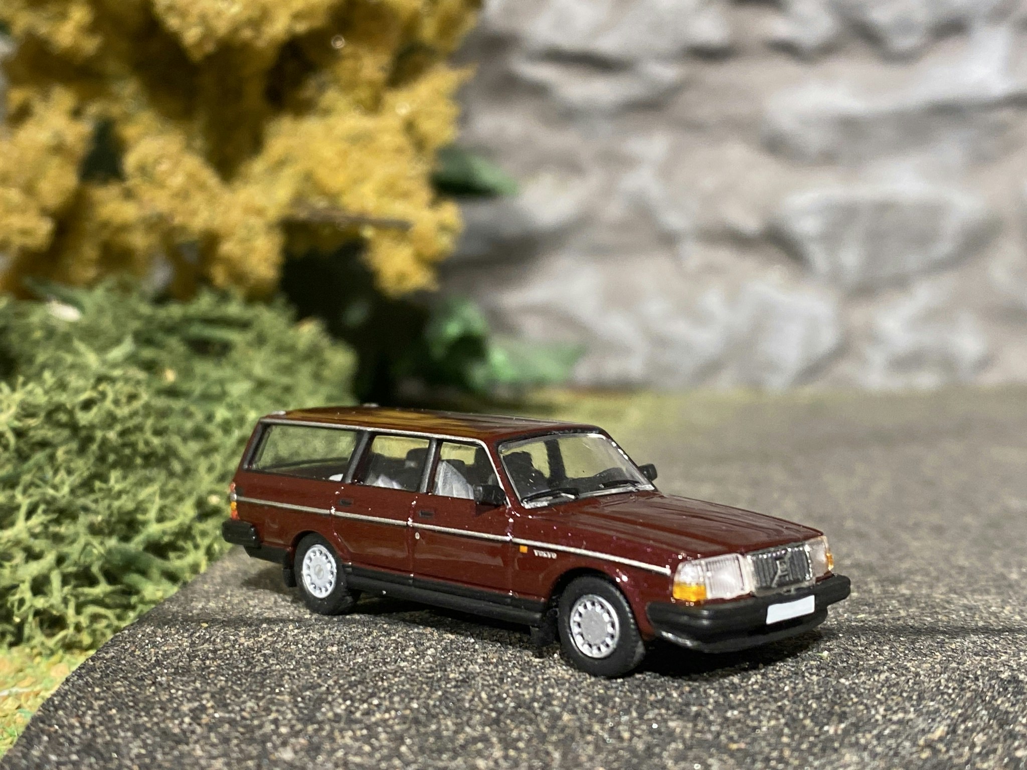 Skala 1/87 - Volvo 240 GL kombi (245), Mörkröd från PCX87