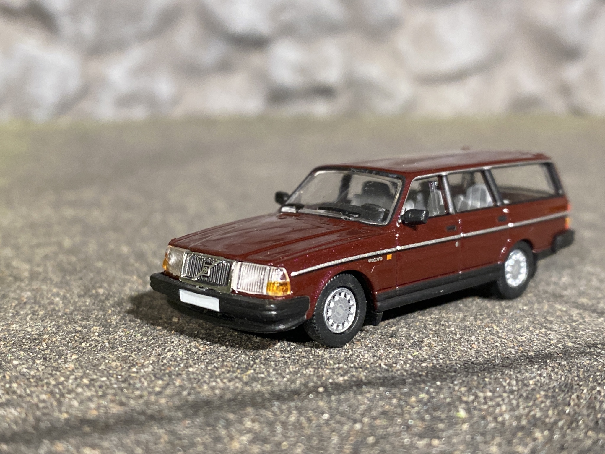 Skala 1/87 - Volvo 240 GL kombi (245), Mörkröd från PCX87