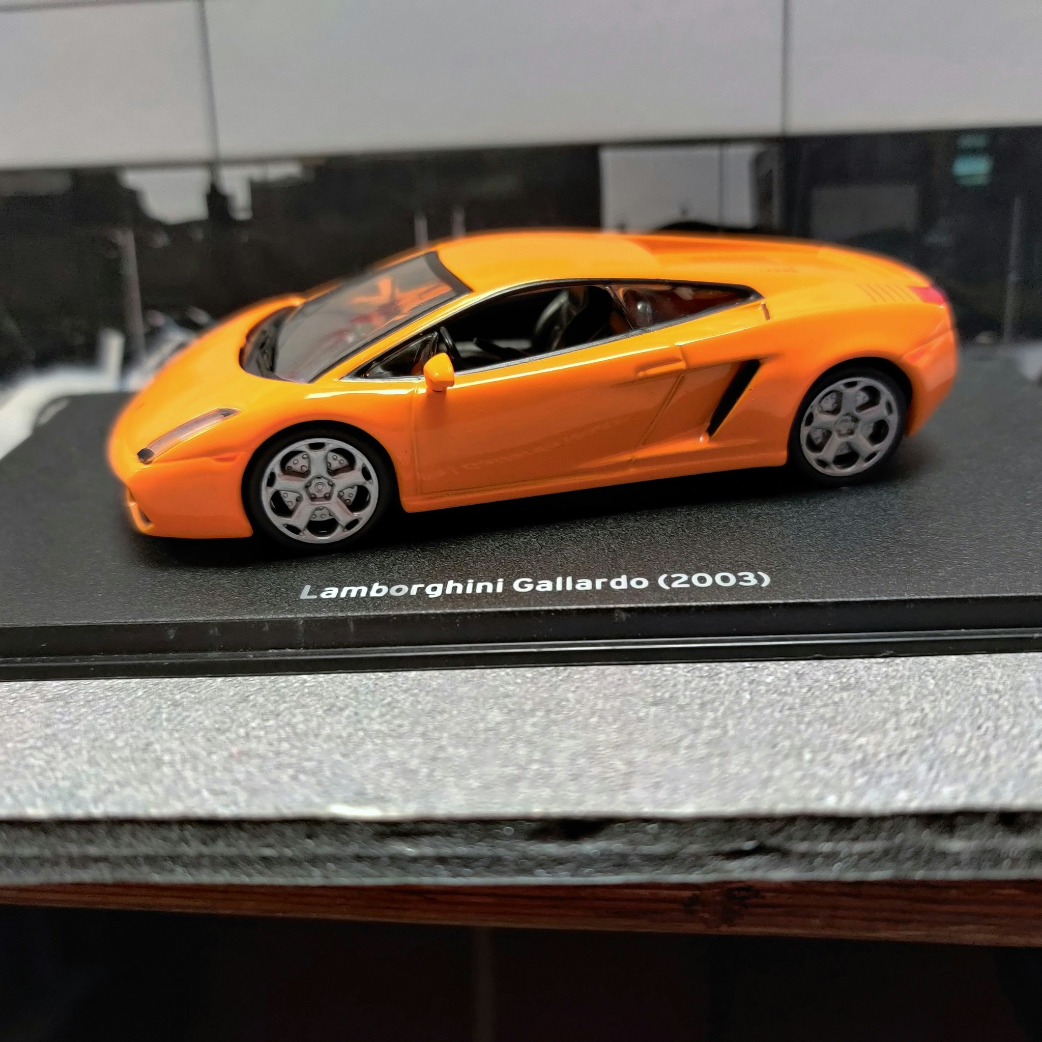 Skala 1/43 2003 Lamborghini Gallardo, orange fr IXO / Magasinsmodell