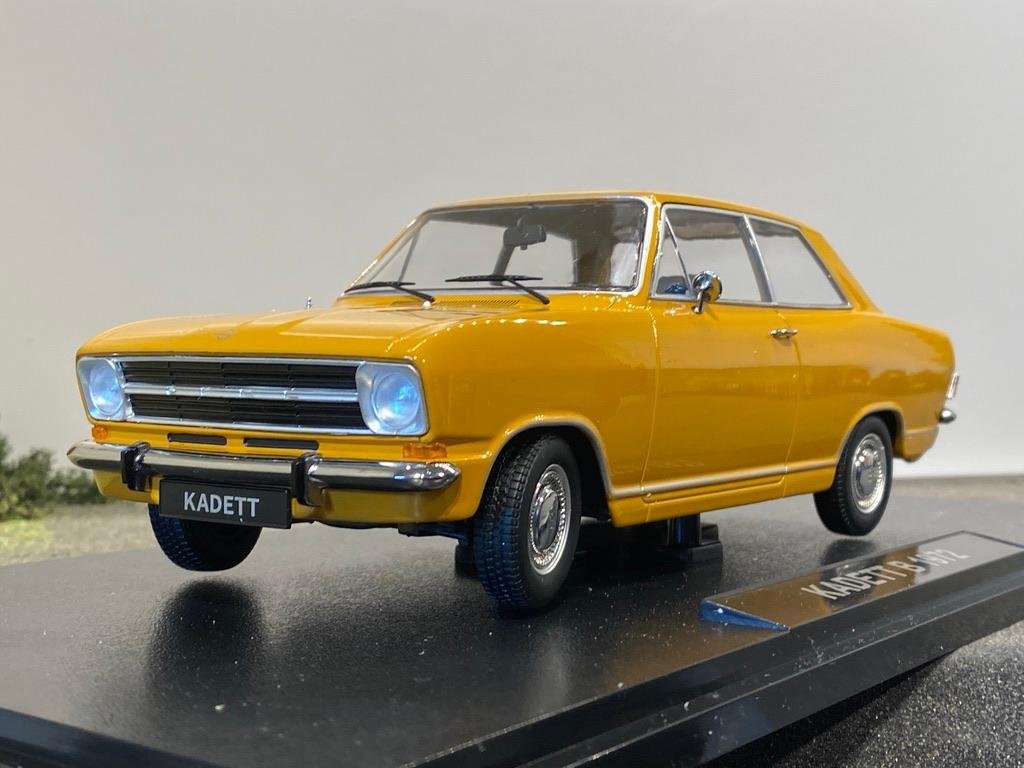Skala 1/18 Snygg 1972 Opel Kadett B, orange fr KK-scale