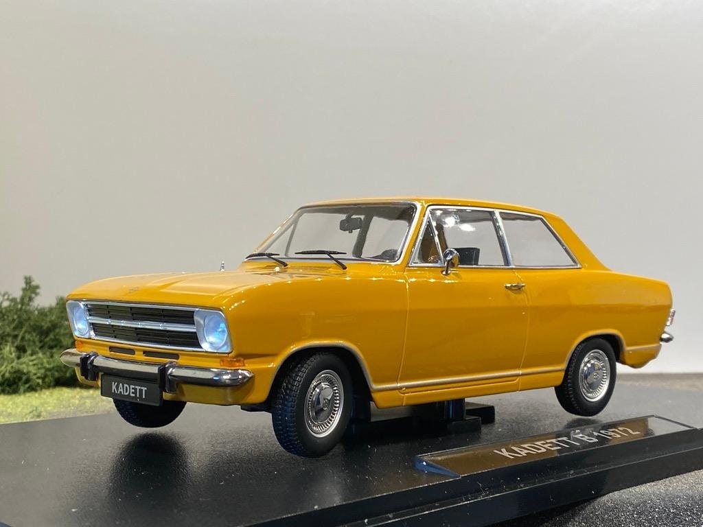 Skala 1/18 Snygg 1972 Opel Kadett B, orange fr KK-scale