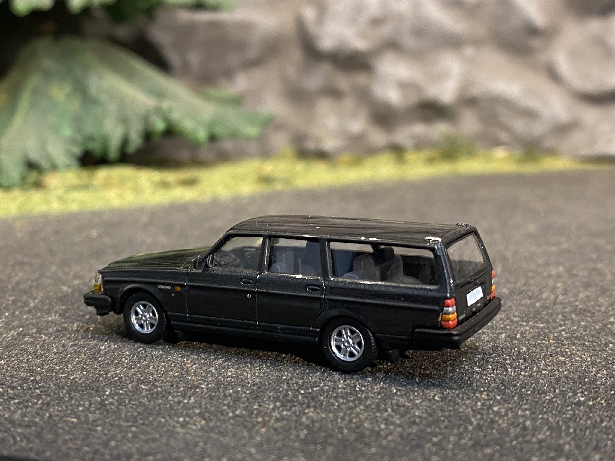 Skala 1/87 - Volvo 240 GL kombi (245), Mörkgrå från PCX87