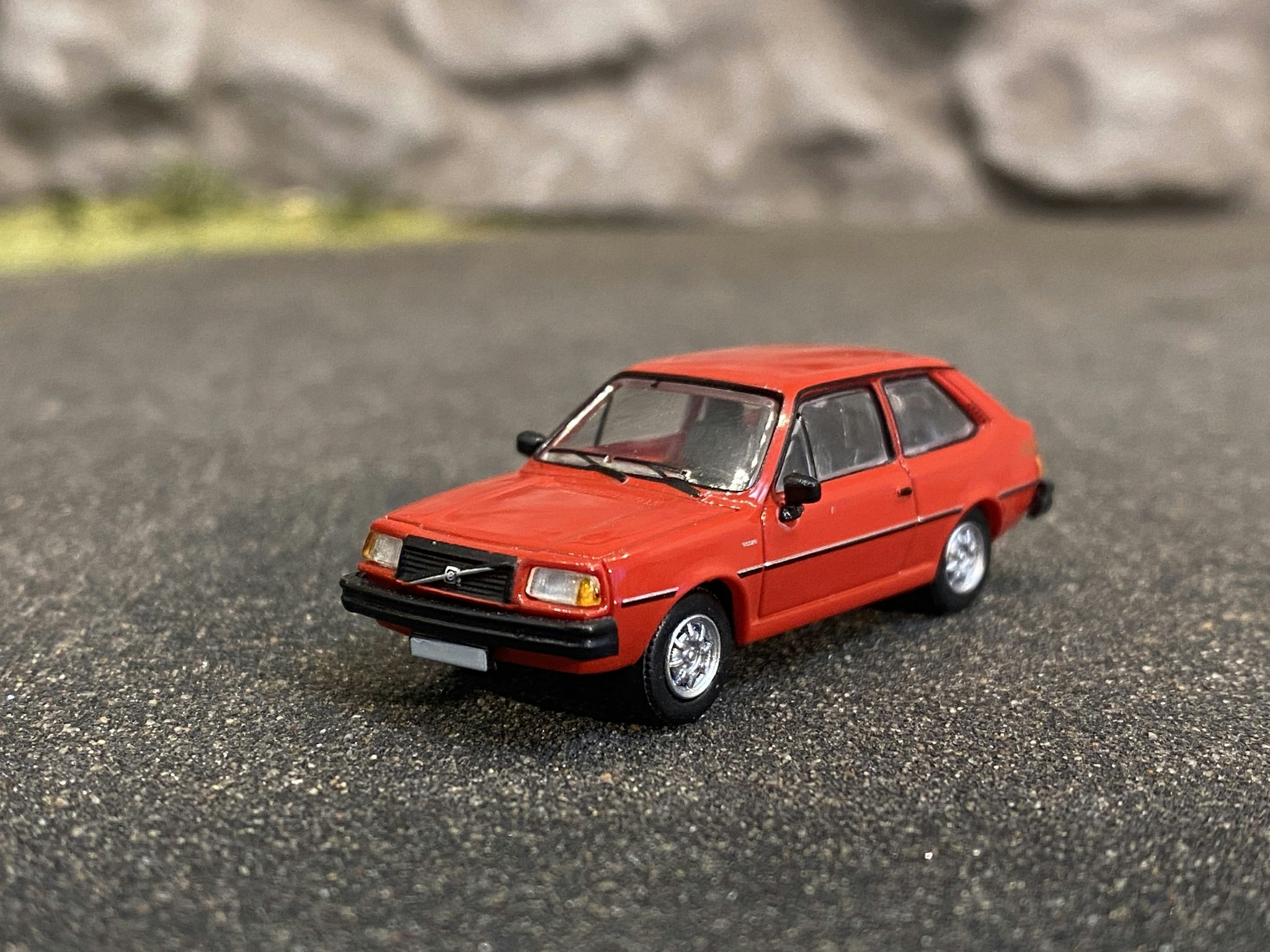 Skala 1/87 - Volvo 343 (340), Röd från PCX87