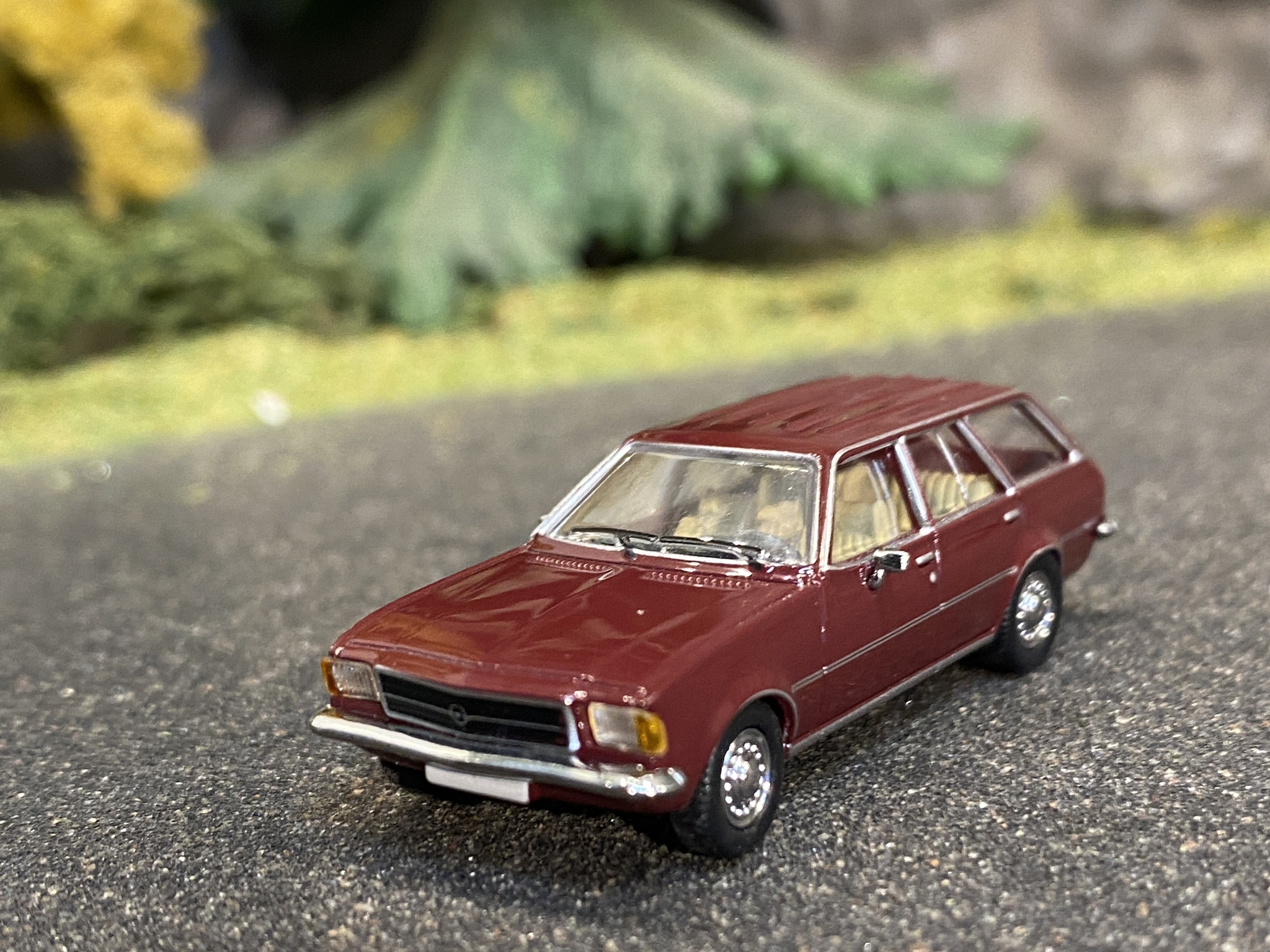Skala 1/87 - Opel Rekord D Caravan, Mörk röd från PCX87