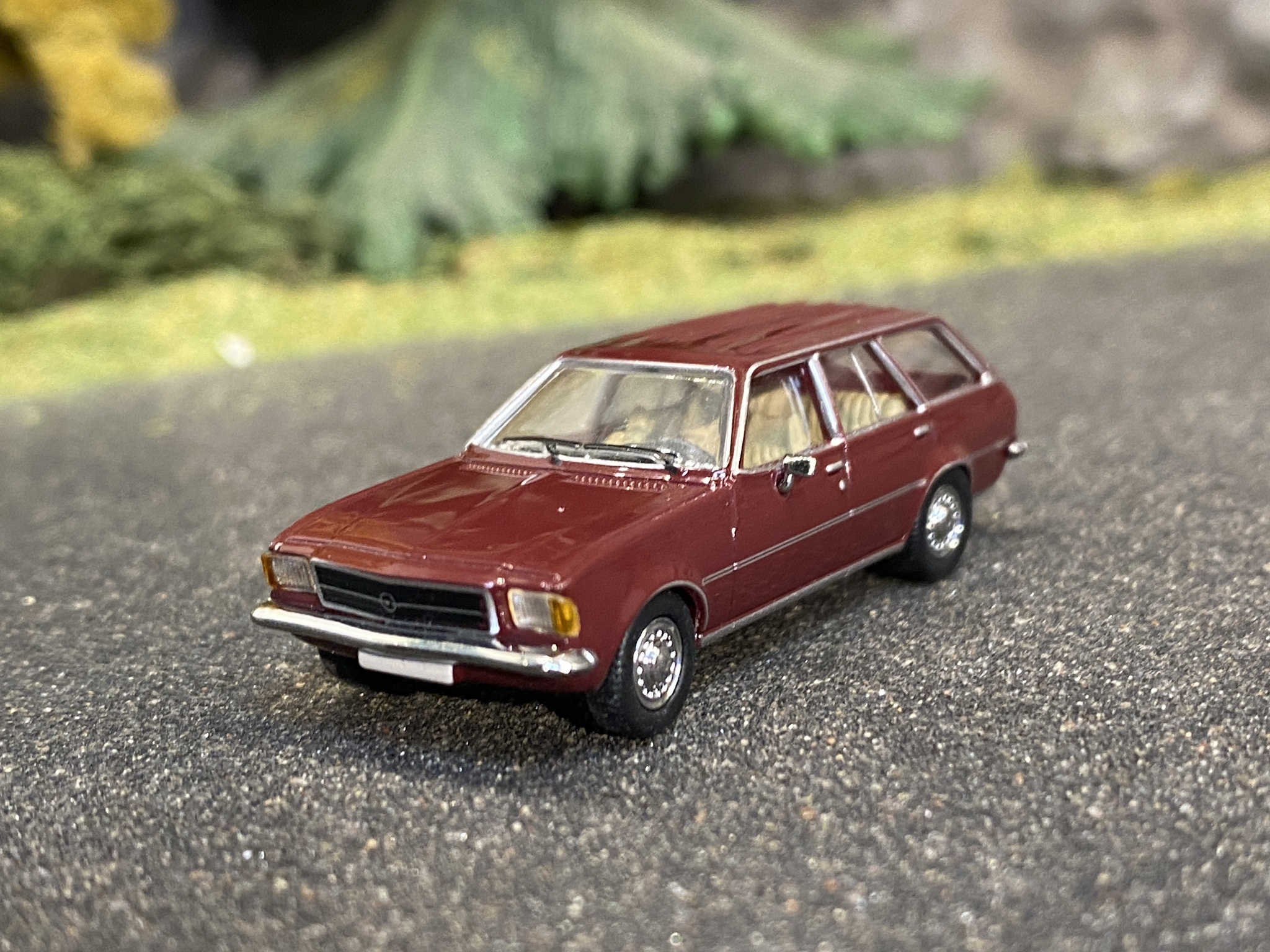 Skala 1/87 - Opel Rekord D Caravan, Mörk röd från PCX87