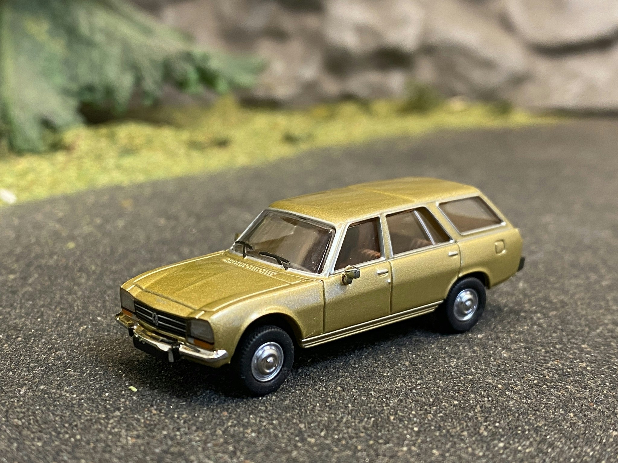 Skala 1/87 - Peugeot 504 Break, Guld metallic från PCX87