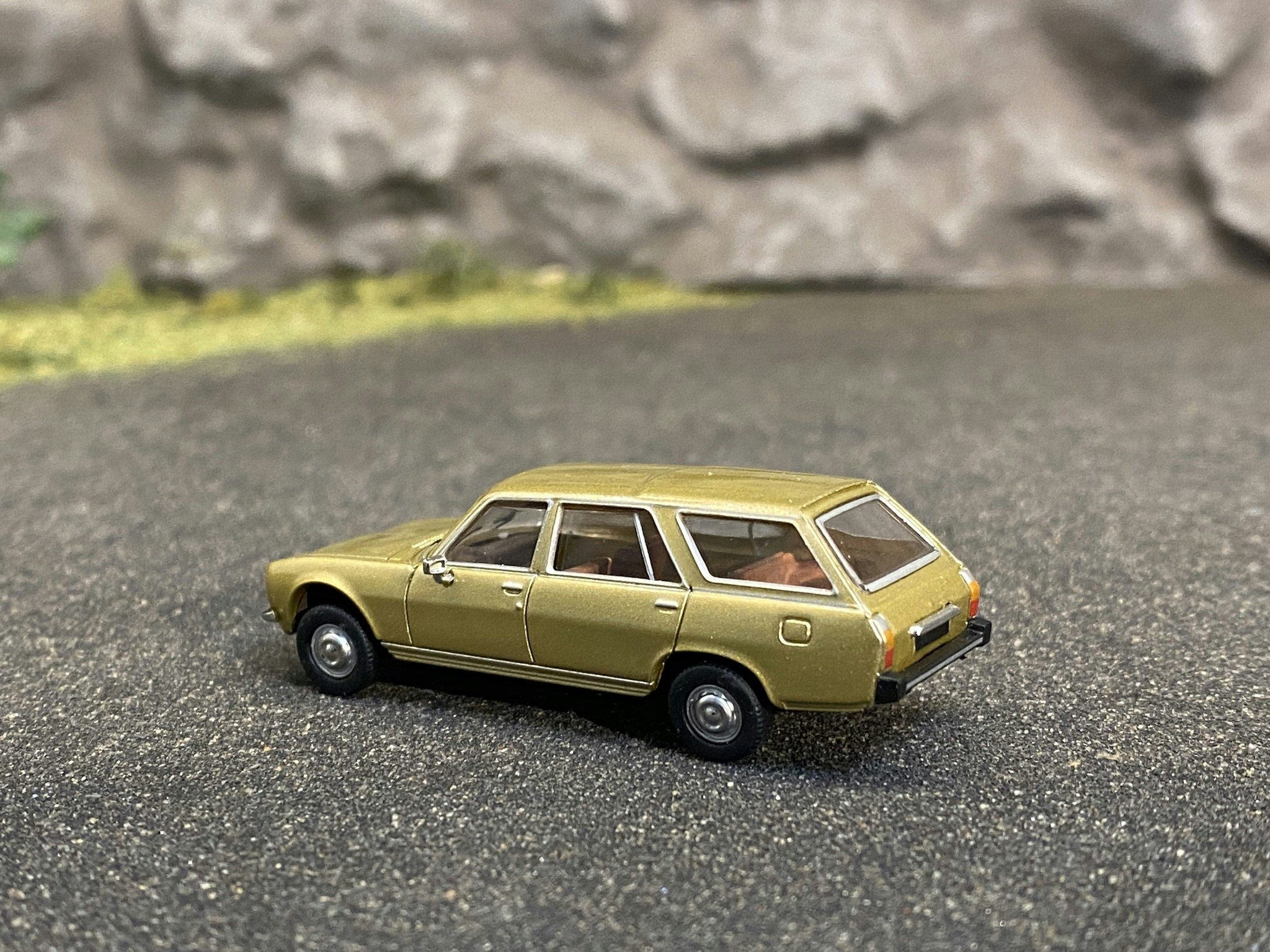 Skala 1/87 - Peugeot 504 Break, Guld metallic från PCX87