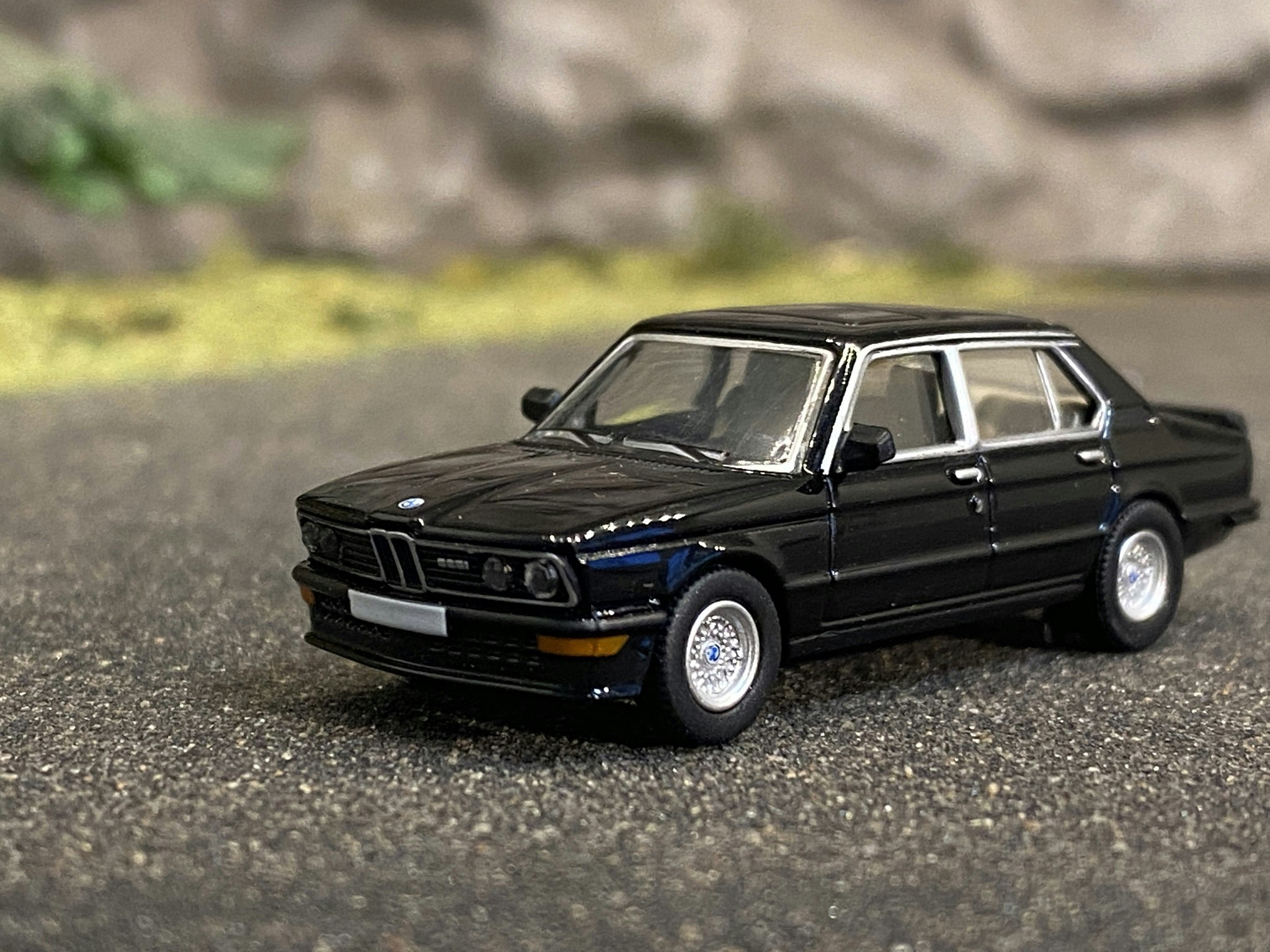Skala 1/87 - BMW 535i (E12), Svart från PCX87