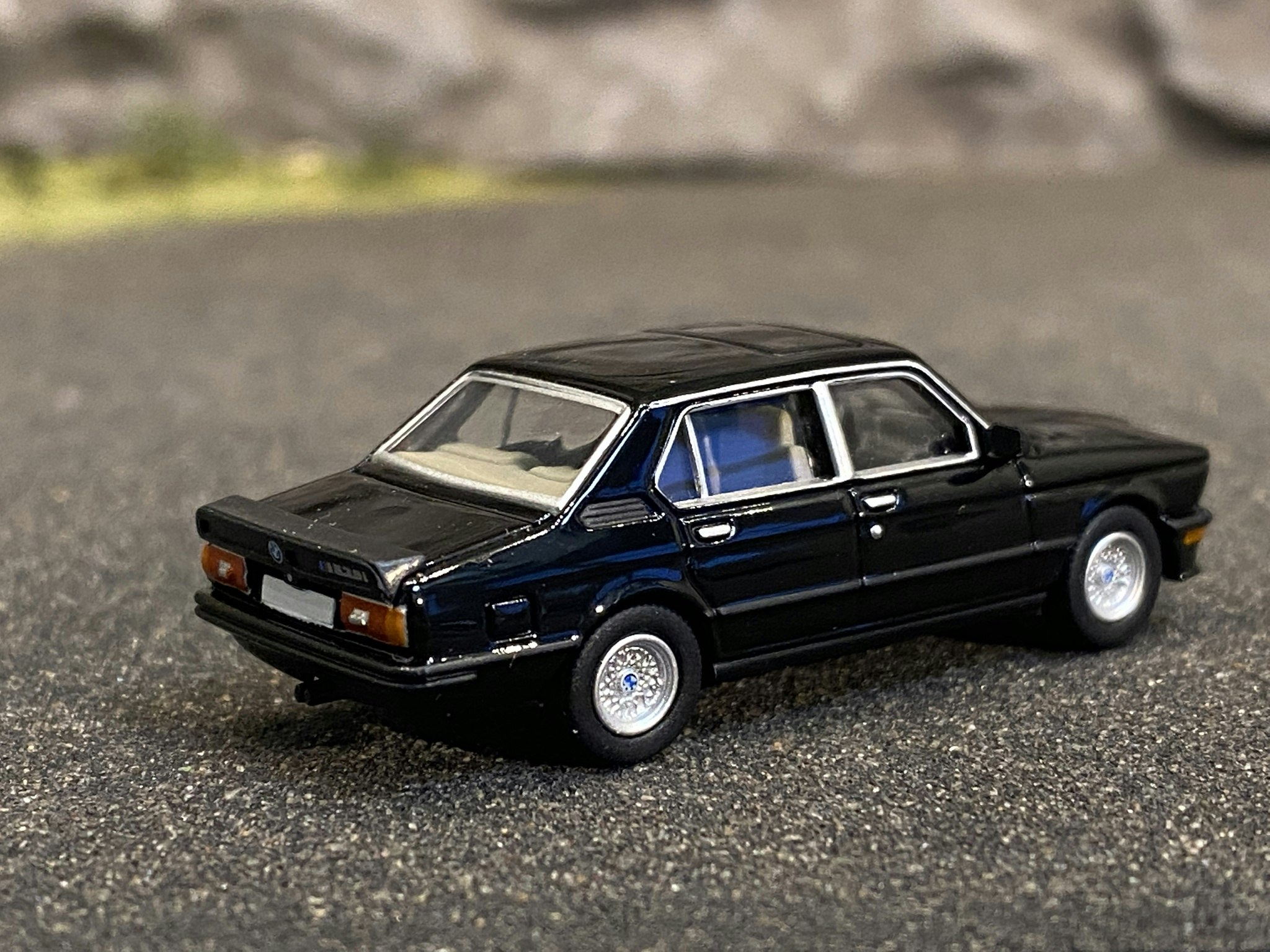 Skala 1/87 - BMW 535i (E12), Svart från PCX87