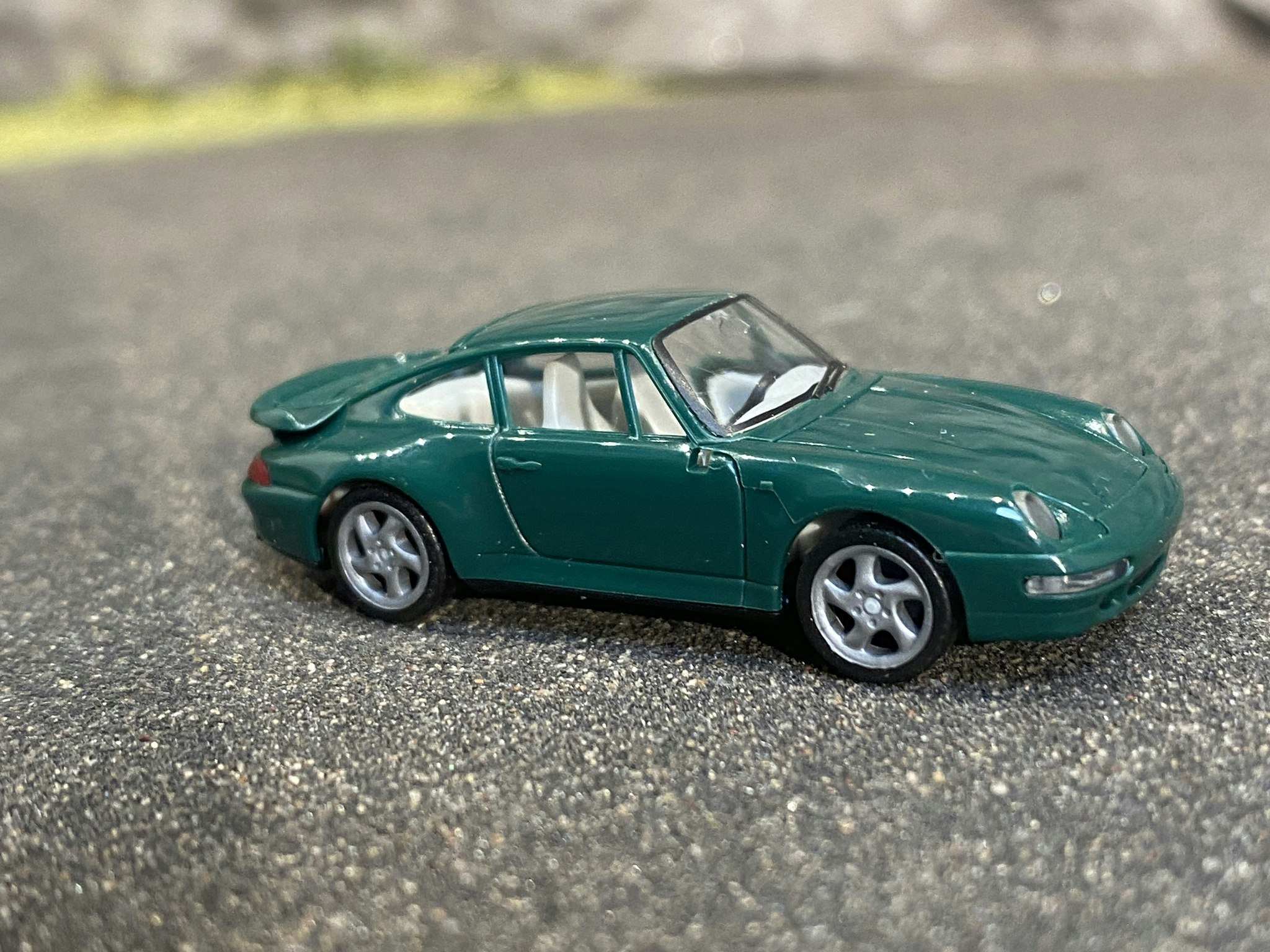 Skala 1/87 - Porsche 911, 95' Grön från Herpa, Skrot?! Obs saknar sidospegel!