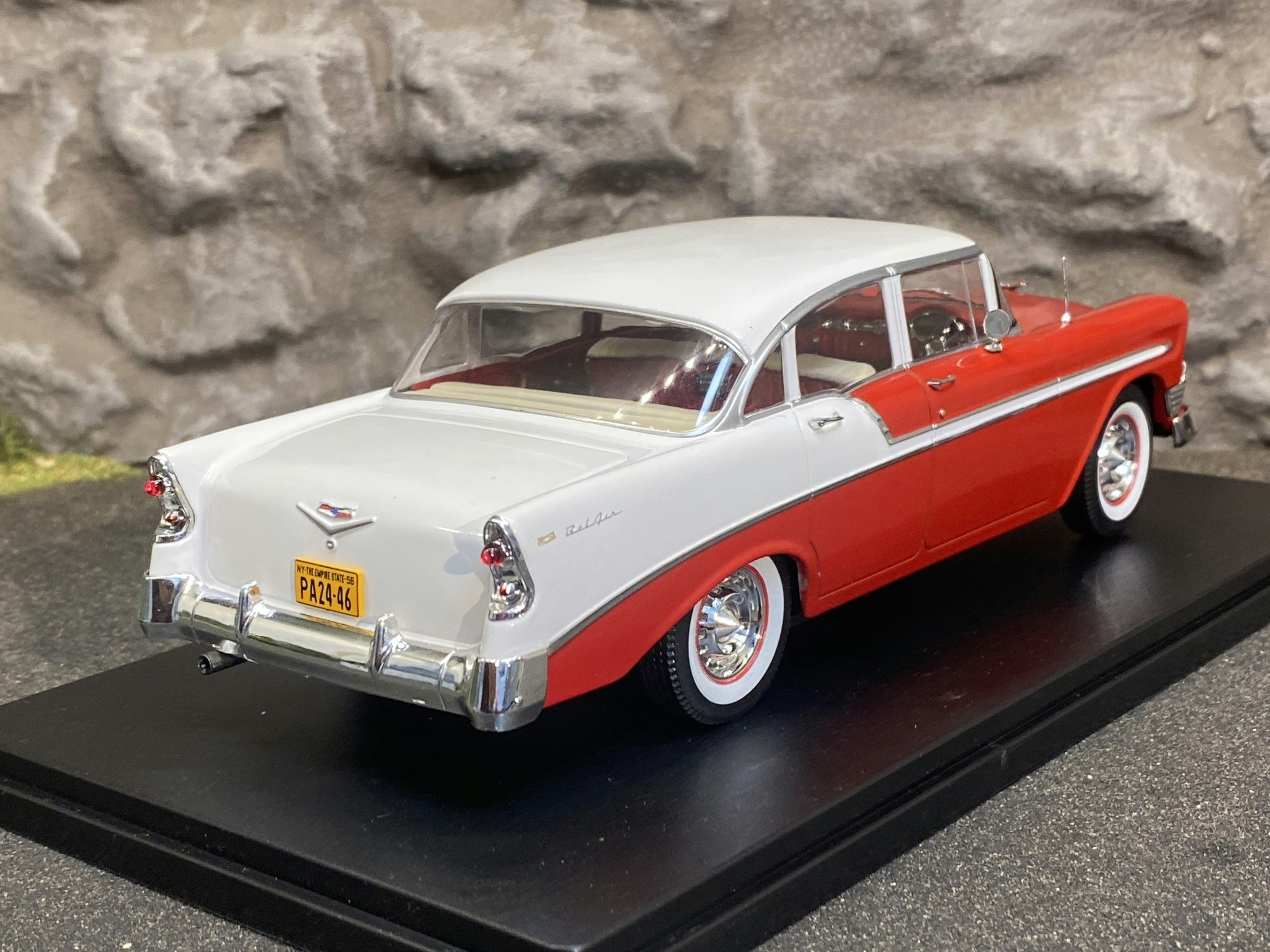 Skala 1/24 Chevrolet Bel Air 4-door Sedan, röd/vit, 1956 från WhiteBox