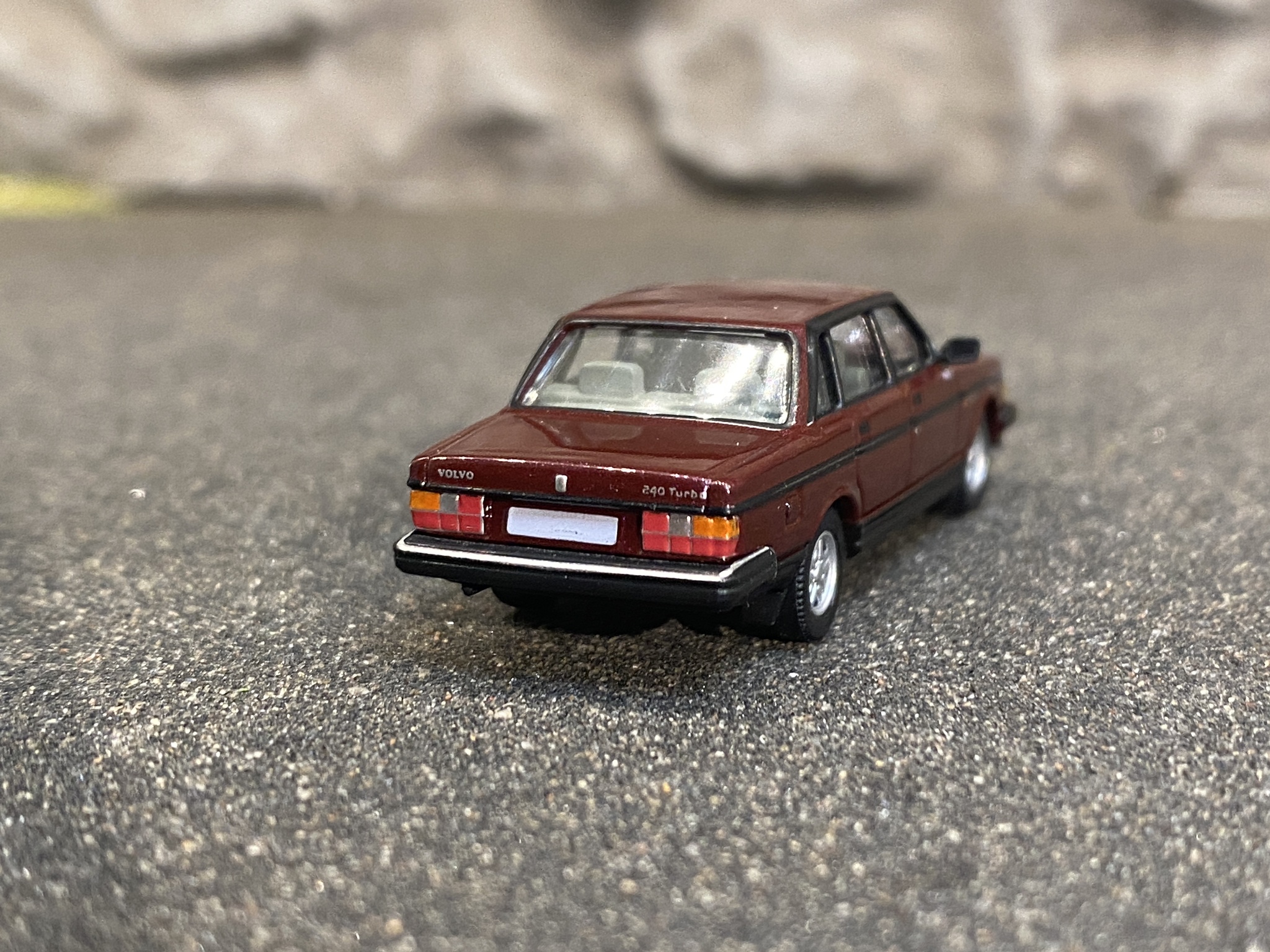 Skala 1/87 - Volvo 240 GL (244), Mörkröd  från PCX87