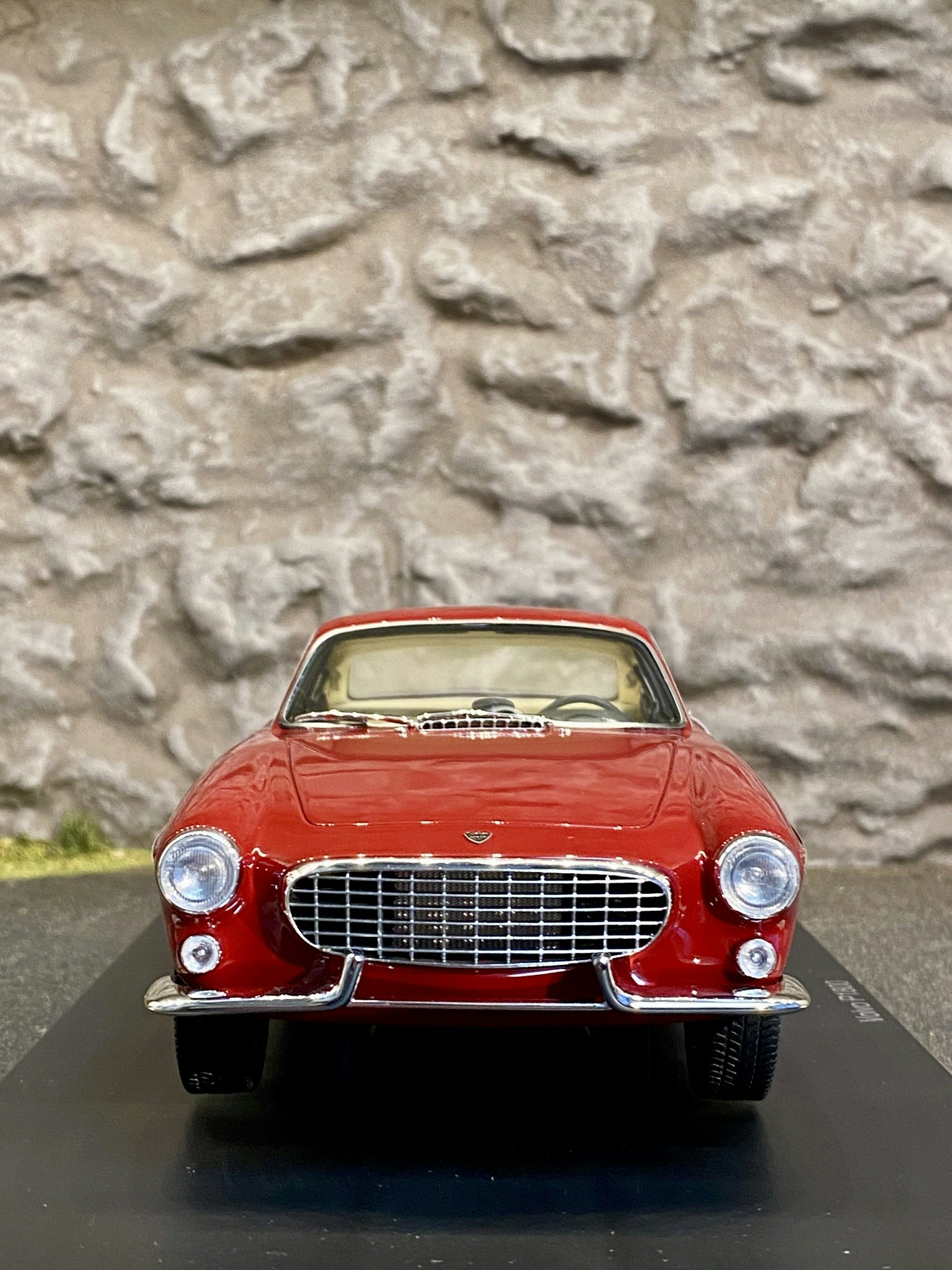 Skala 1/18 Otroligt fin Volvo P1800 Jensen handbyggd i Schweiz från DNA Collectibles