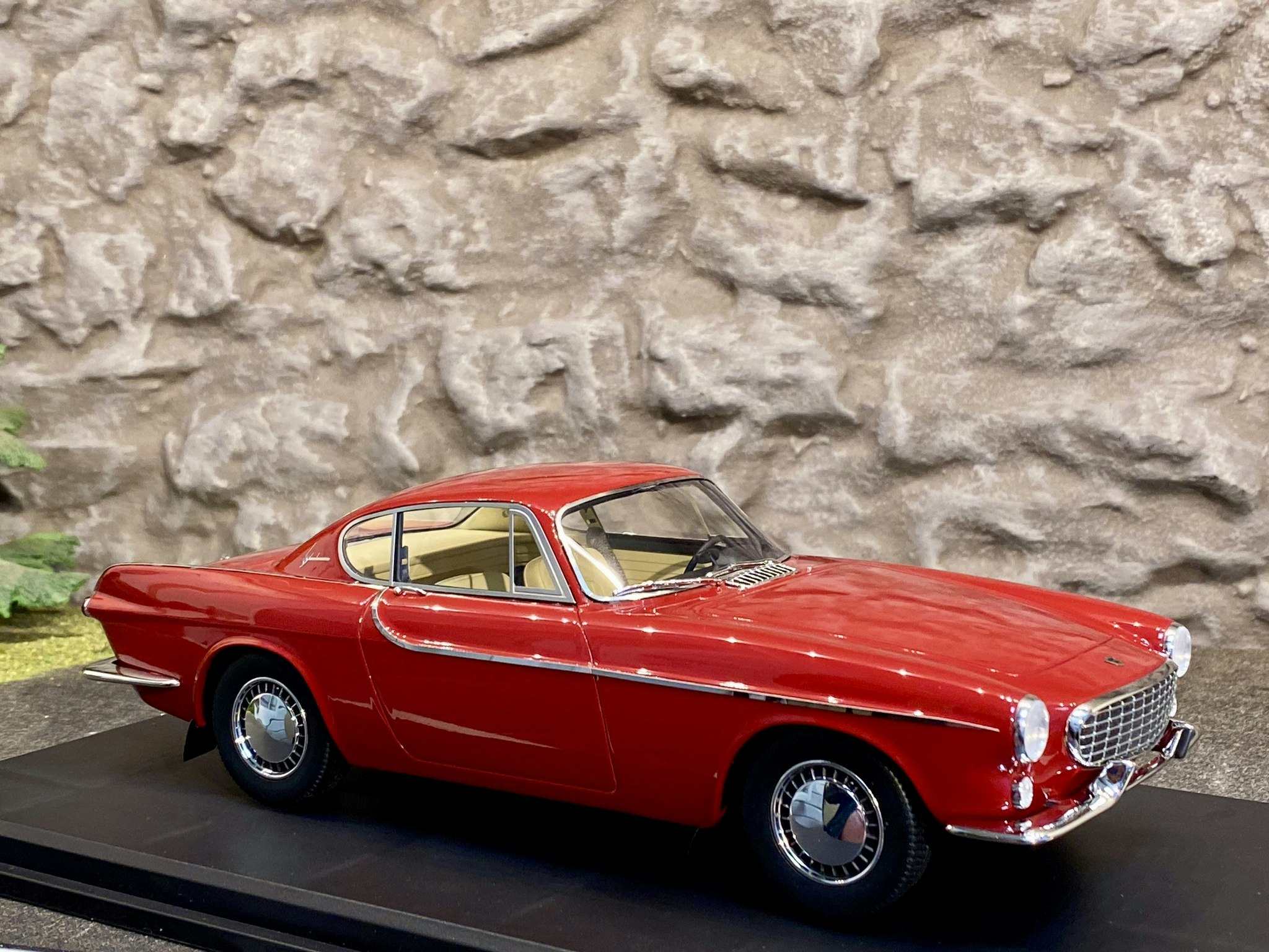 Skala 1/18 Otroligt fin Volvo P1800 Jensen handbyggd i Schweiz från DNA Collectibles