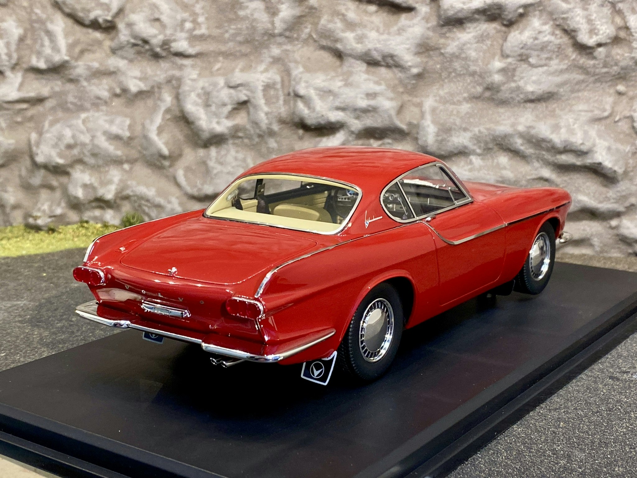 Skala 1/18 Otroligt fin Volvo P1800 Jensen handbyggd i Schweiz från DNA Collectibles