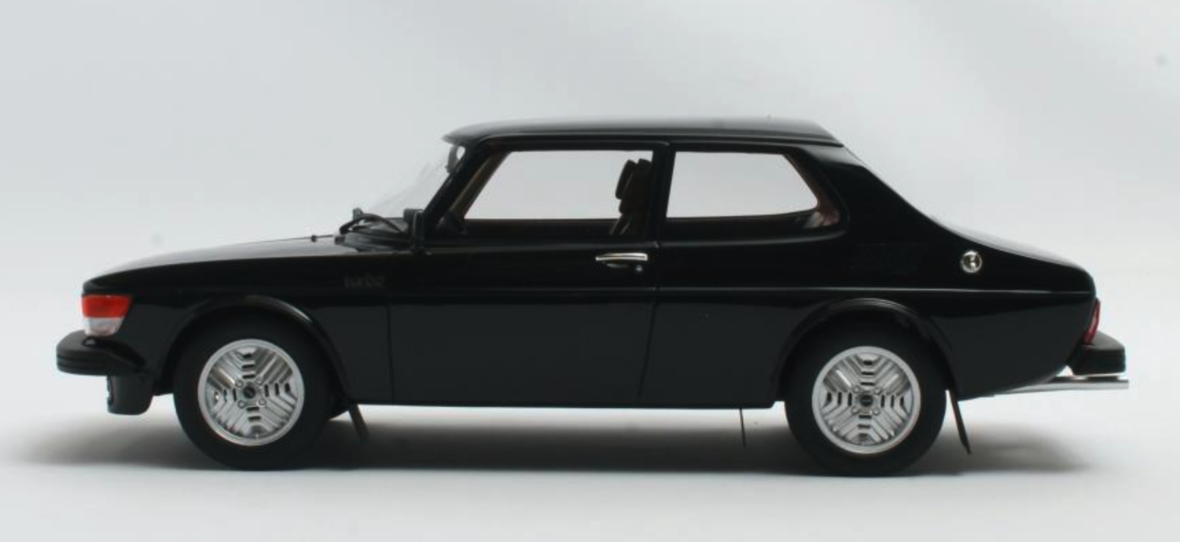 Skala 1/18 Otroligt fin Saab 99 TURBO 77' Svart från CULT Scale Models