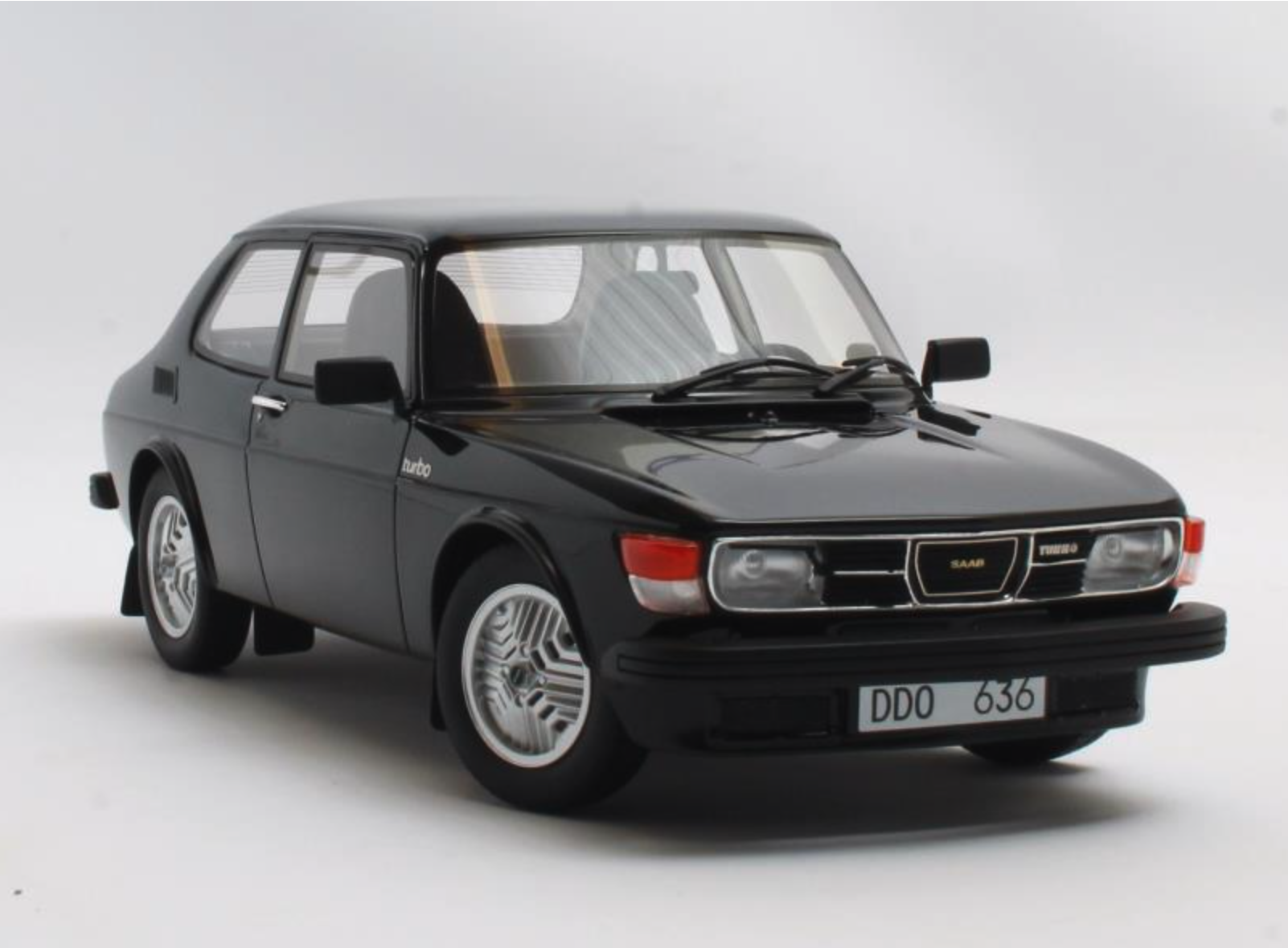 Skala 1/18 Otroligt fin Saab 99 TURBO 77' Svart från CULT Scale Models