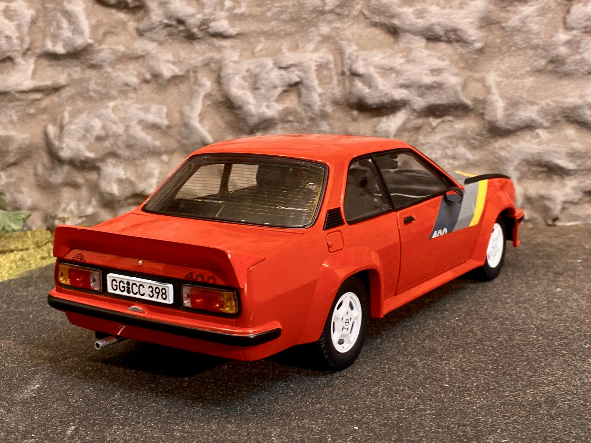 Skala 1/18 Opel Ascona 400 B, Röd fr SUN STAR