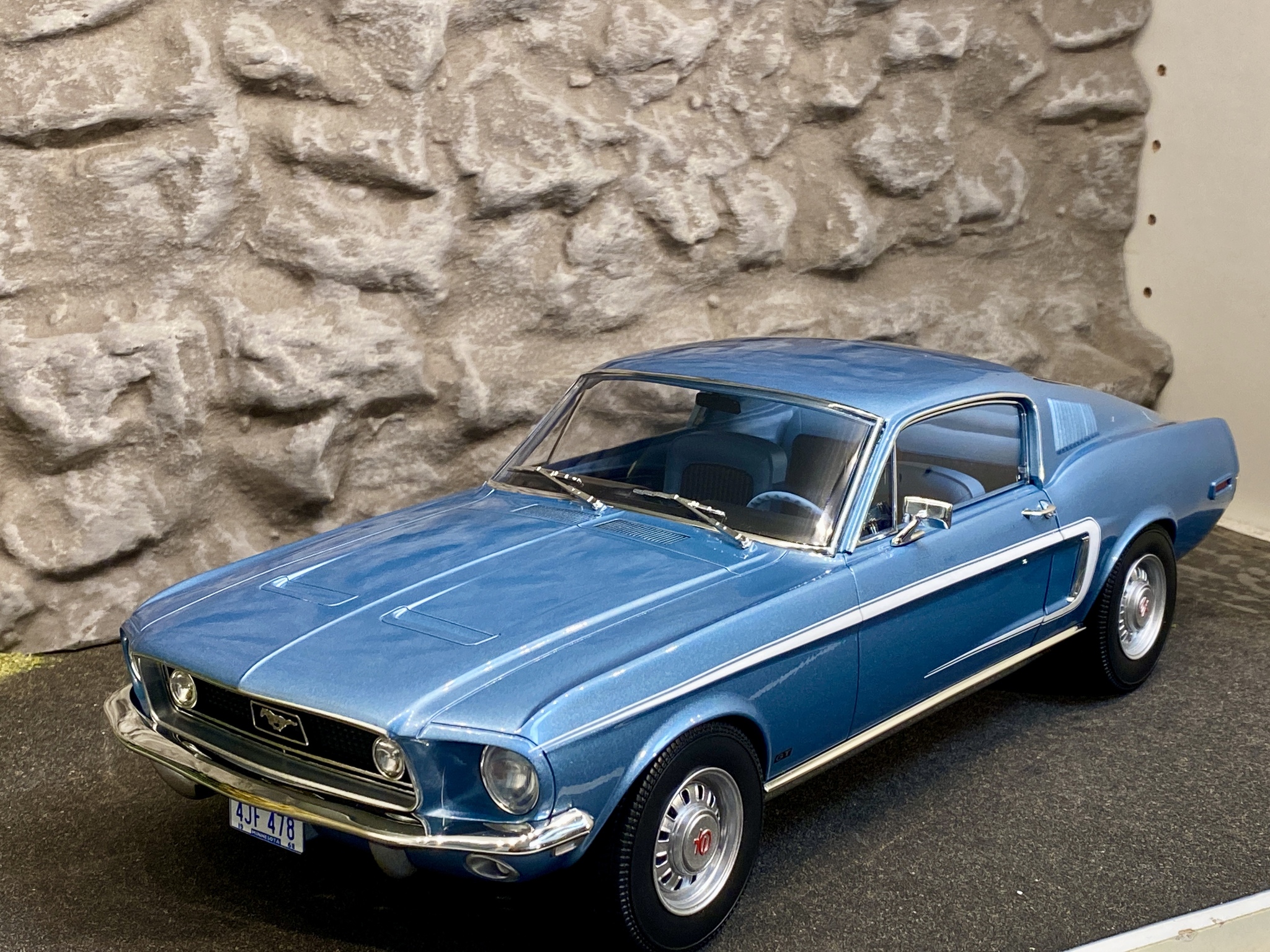 Skala 1/12 Stor & tung Ford Mustang Fastback GT 68' Ljusblå fr Norev