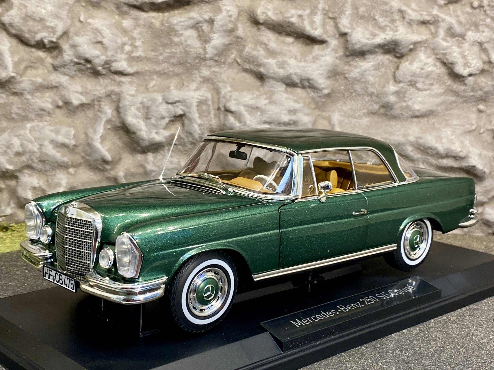 Skala 1/18 Mercedes-Benz 250 SE Coupé 1969, Grön metallic från NOREV