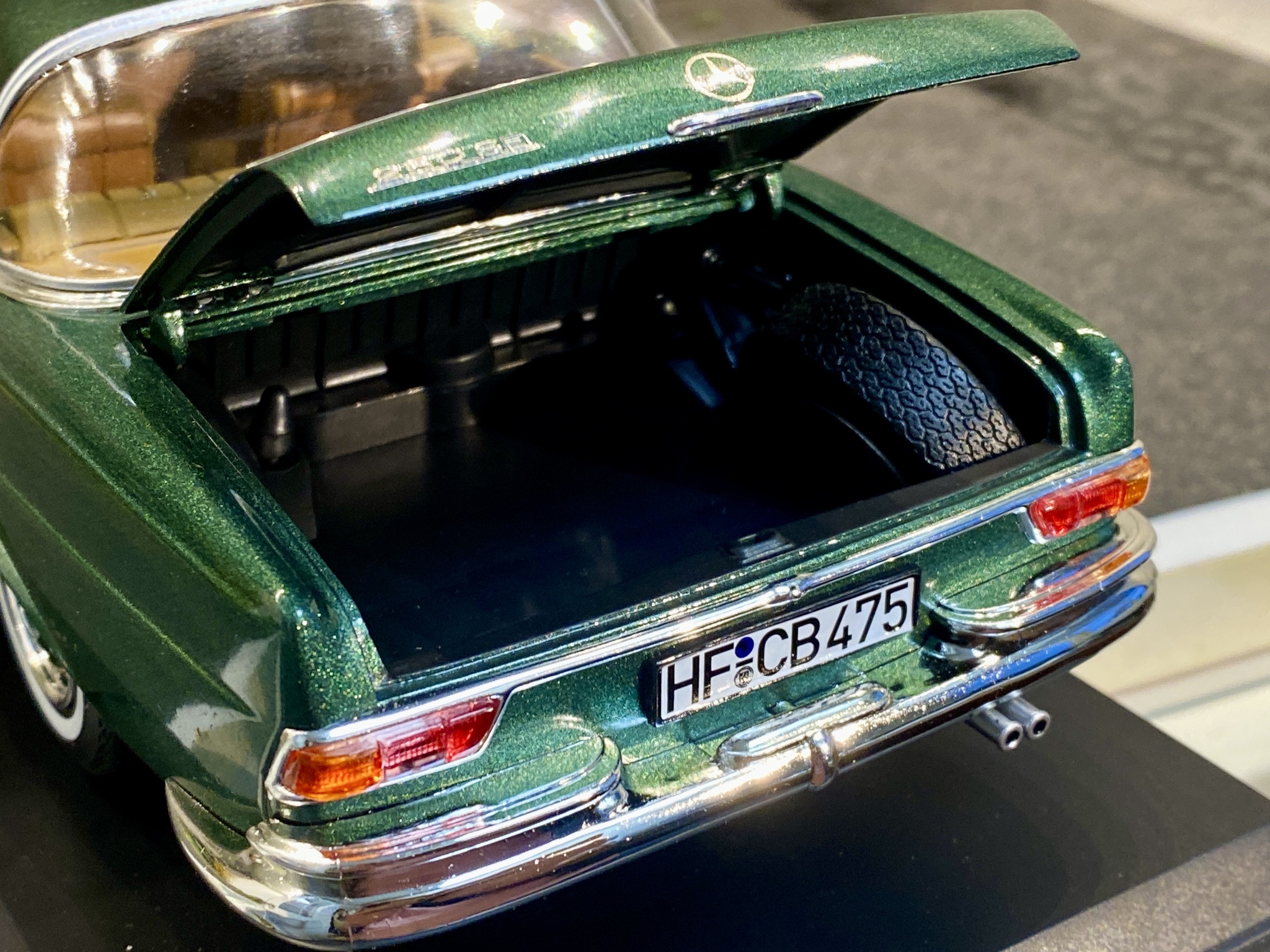 Skala 1/18 Mercedes-Benz 250 SE Coupé 1969, Grön metallic från NOREV