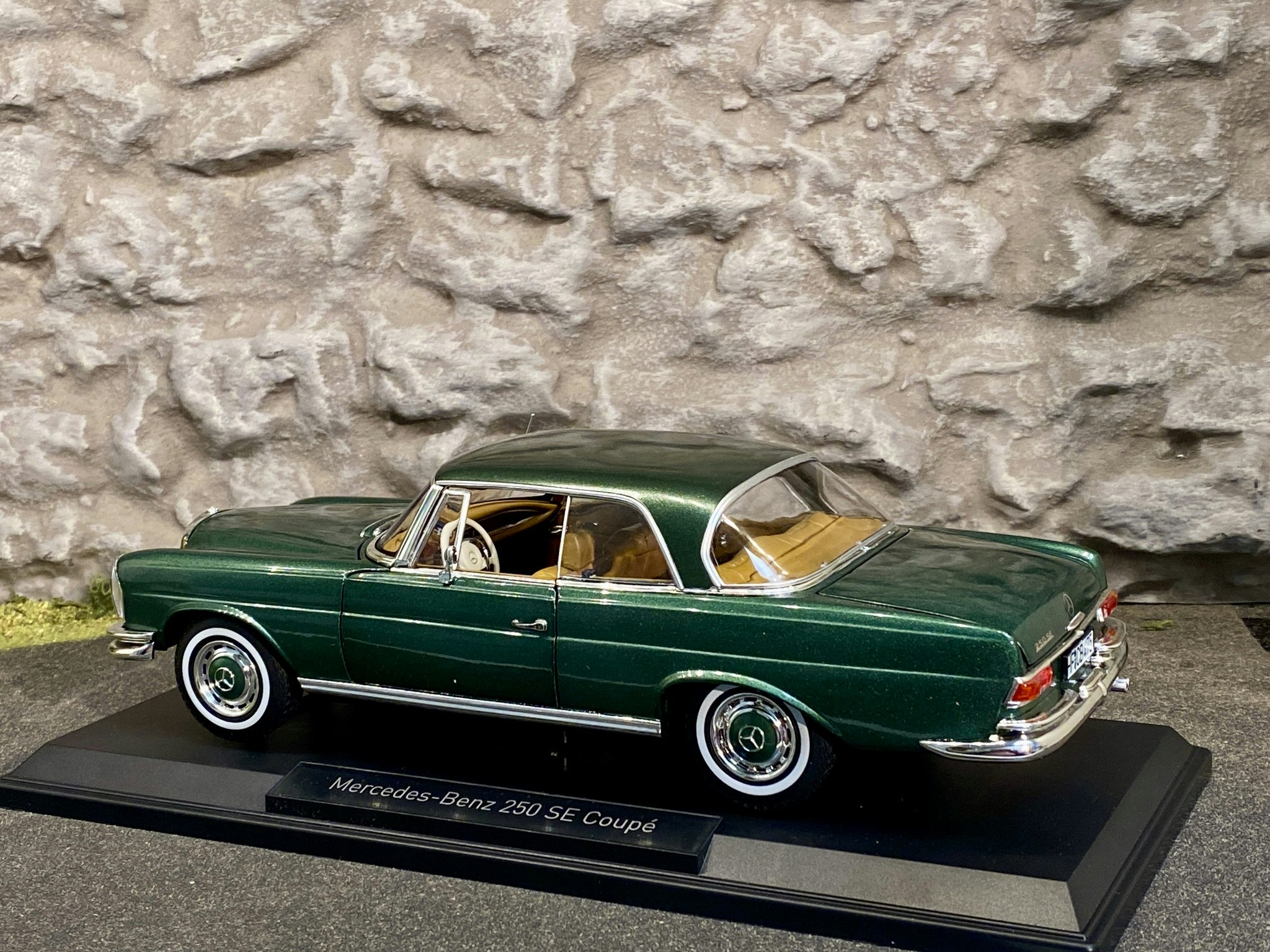 Skala 1/18 Mercedes-Benz 250 SE Coupé 1969, Grön metallic från NOREV