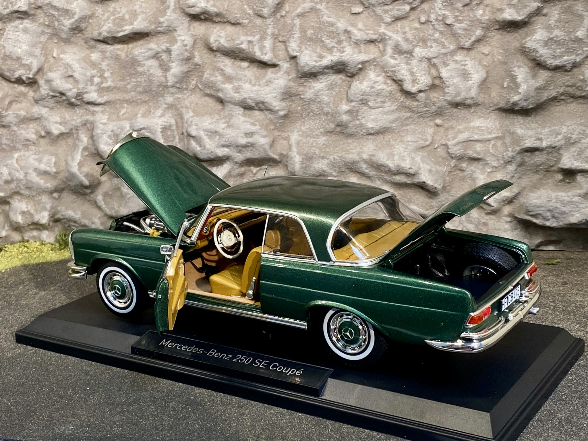 Skala 1/18 Mercedes-Benz 250 SE Coupé 1969, Grön metallic från NOREV