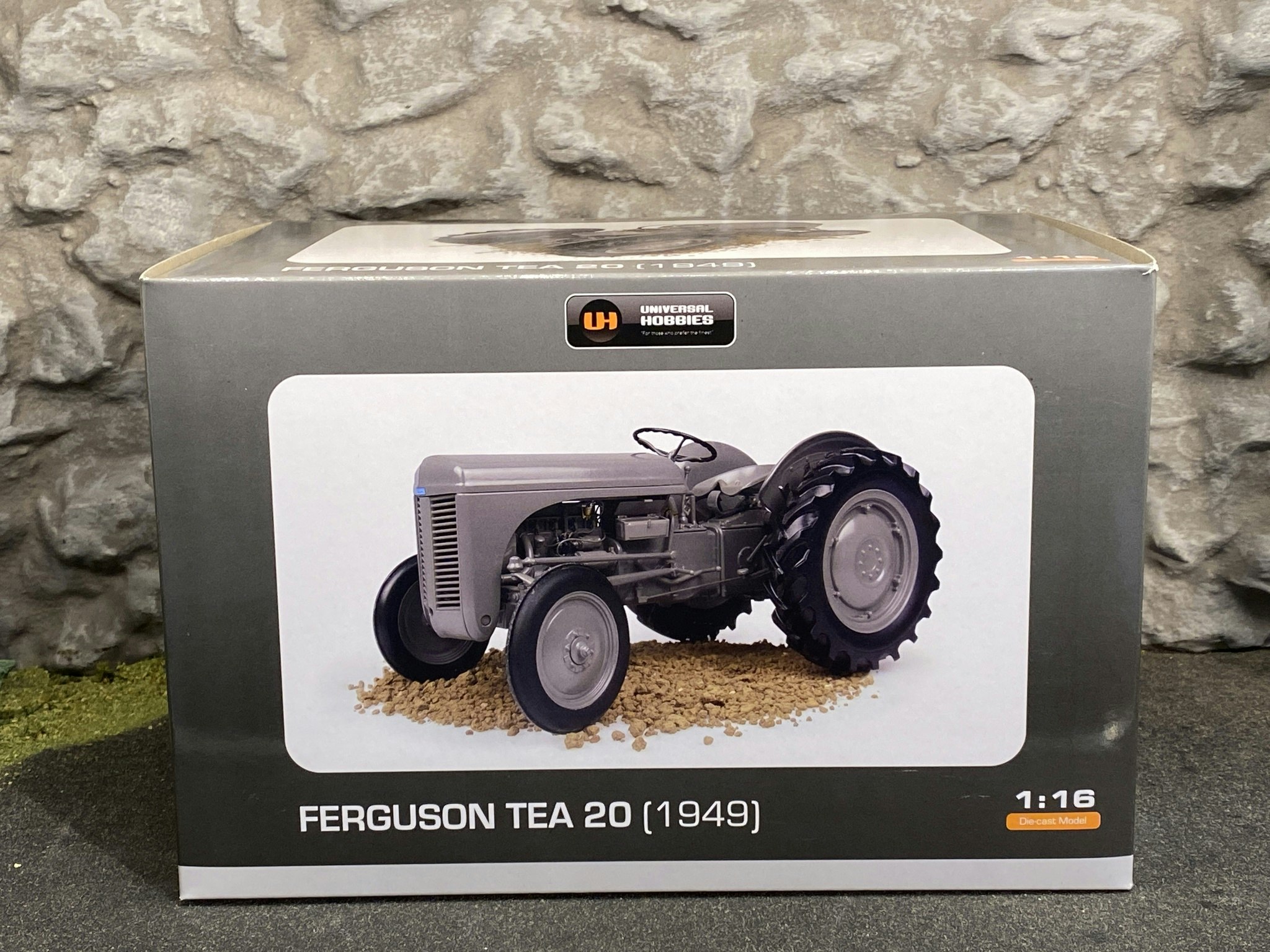 Skala 1/16 - Mycket fin "Grålle" Ferguson TEA 20 1949' från Universal Hobbies