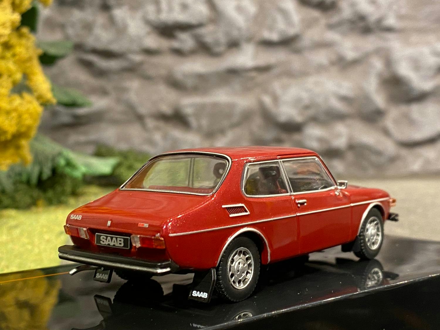 Skala 1/43 -SAAB 99 EMS -1973 Mörkröd fr IXO-models